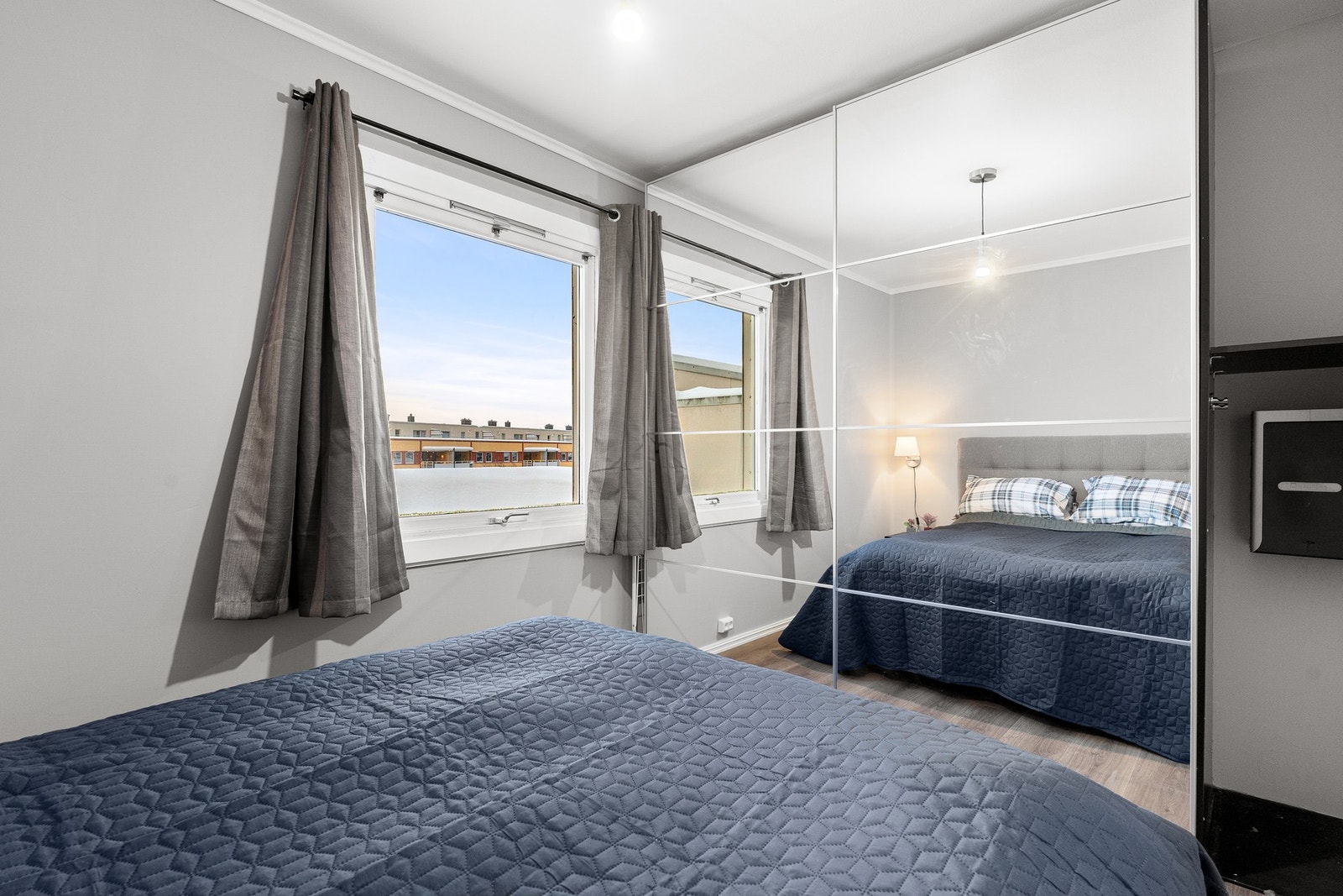 Rikelig med lagringsplass i stor skyvedørsgarderobe. Galleribilde