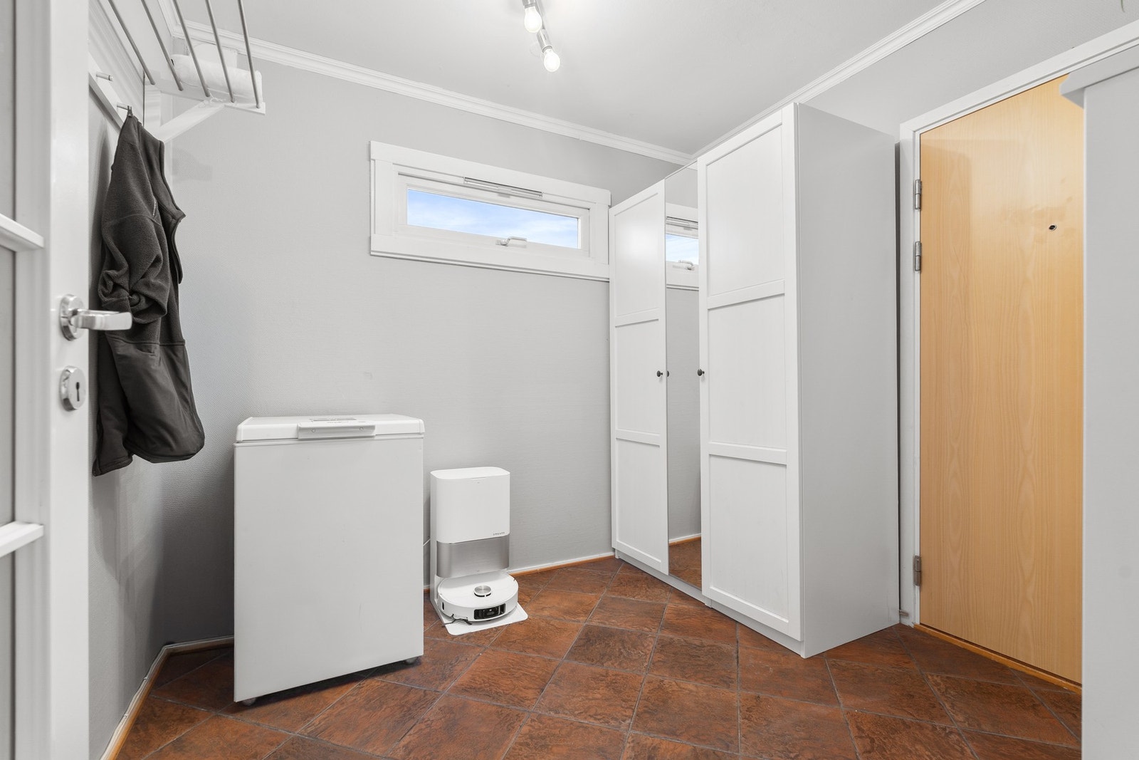 Svært romslig og flislagt entré. Galleribilde