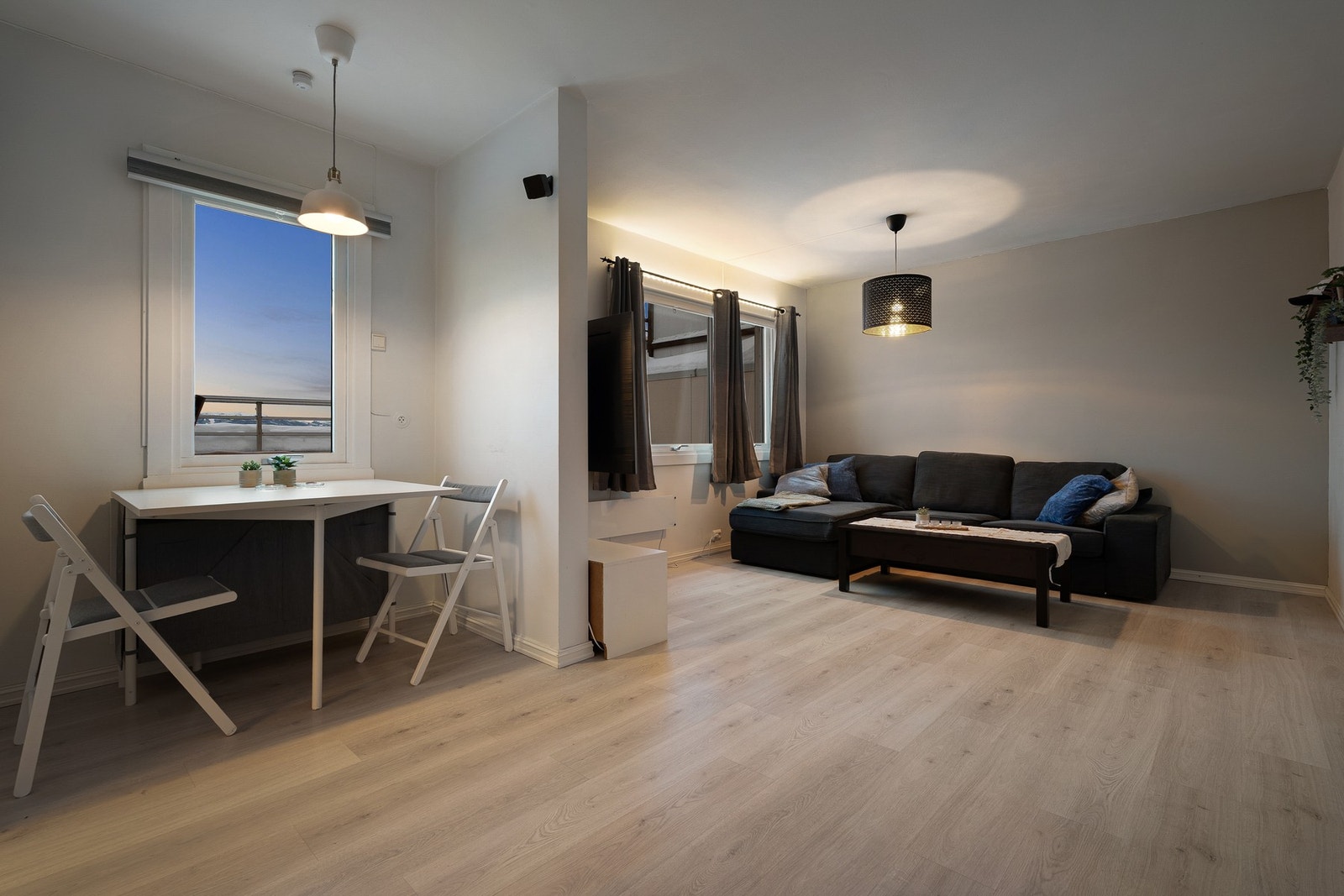 Romslig stue på hele 20m². Galleribilde