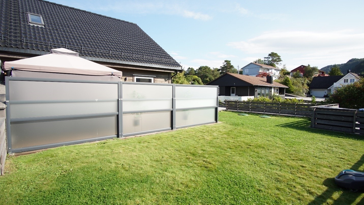 Plen, og elektrisk le-vegg som kan høgdejusterast etter eige ønske. Galleribilde