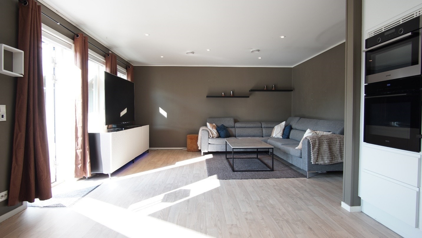 Stove med utgang til terrasse. Det er open stove- og kjøkkenløysing. Galleribilde