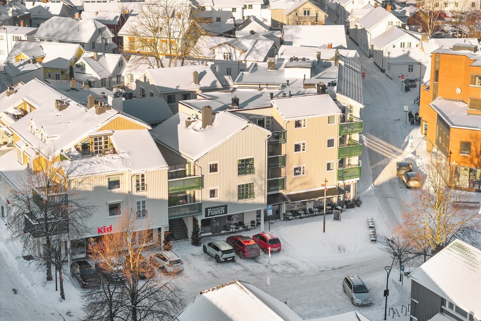 Leiligheten har fin internbeliggenhet. Flere servicetilbud med bl.a butikk, frisør og bakeri i 1.etg. Galleribilde