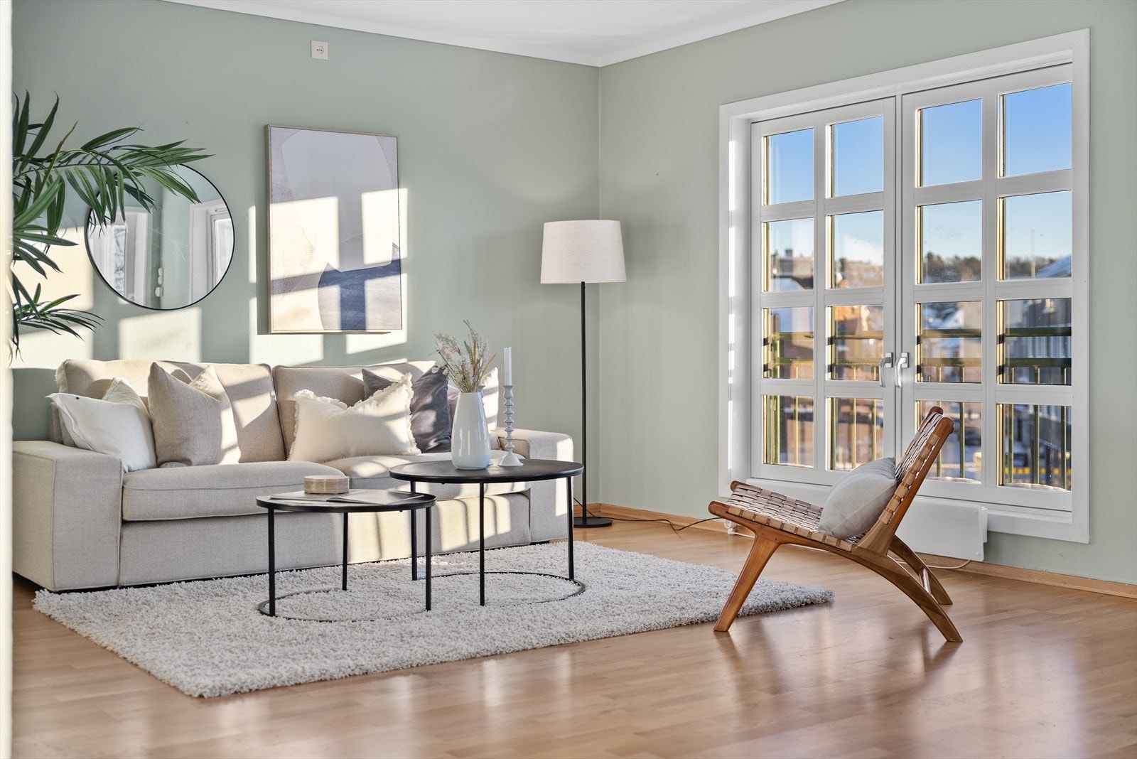 Store vinduer som slipper inn rikelig med lys. De doble dørene kan åpnes slik at stuen nesten fungerer som uteplass på sommeren. Galleribilde