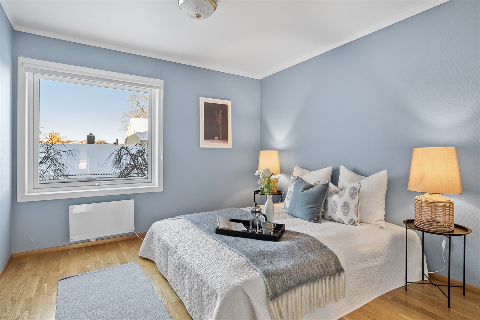 Svært romslig hovedsoverom med vindu ut mot bakgården. Stille og rolig beliggenhet. Galleribilde