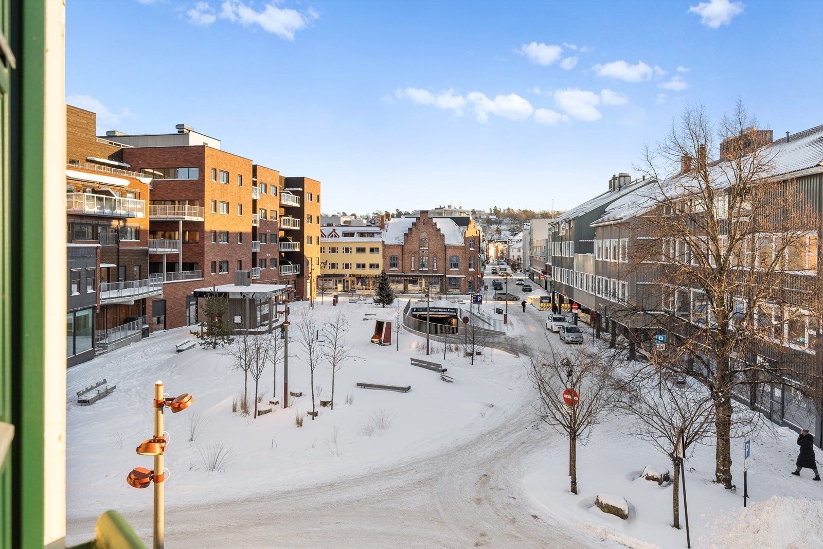 Aagards plass med parkeringskjeller og flere servicetilbud like utenor døren. Galleribilde