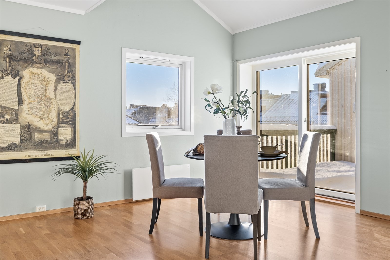 Utgang til skjermet og fin uteplass direkte fra spisestuen. Legg merke til takhøyden med varierende høyde som skaper dynamikk i rommet. Galleribilde