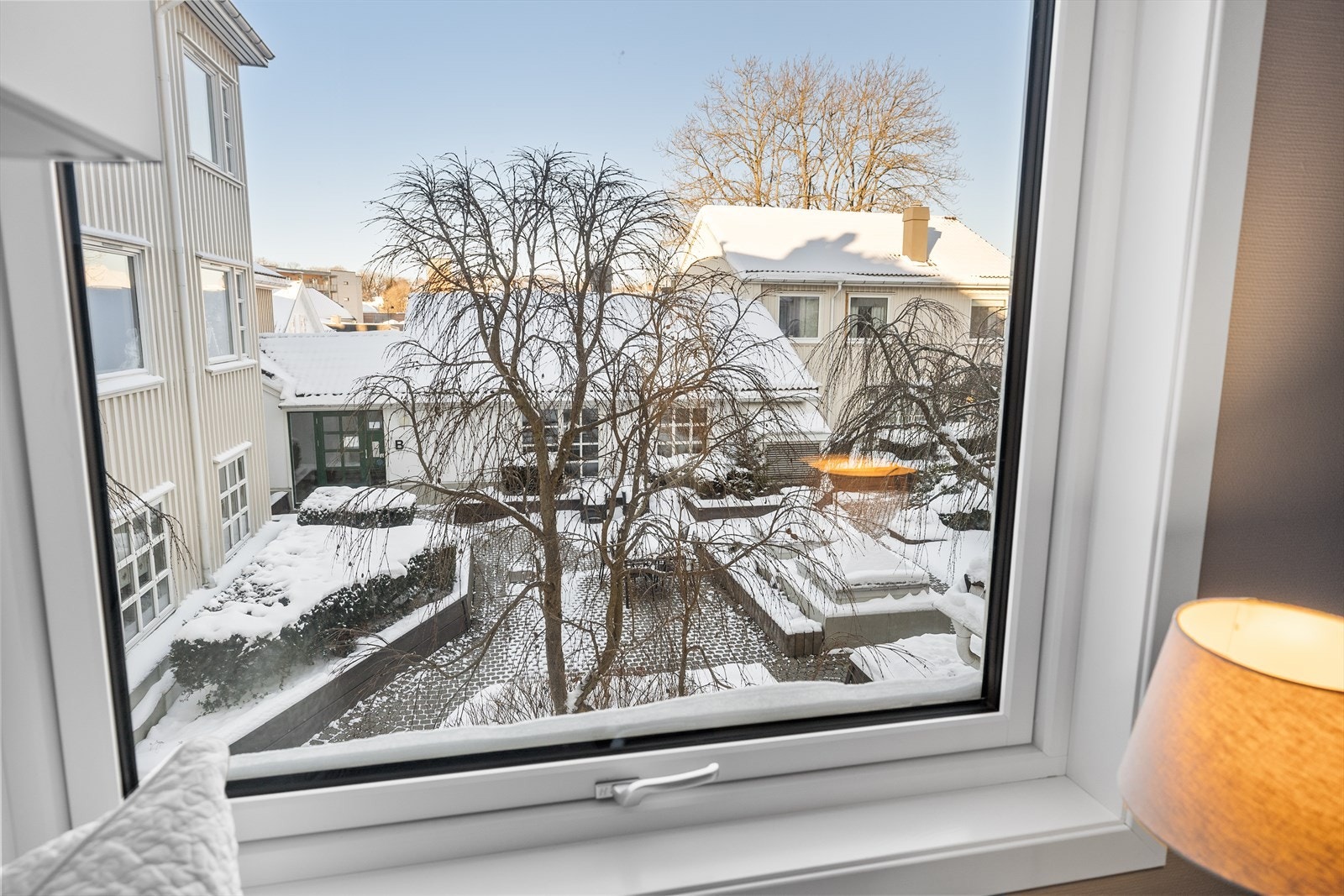 Fin utsikt til bakgården fra leiligheten. Galleribilde