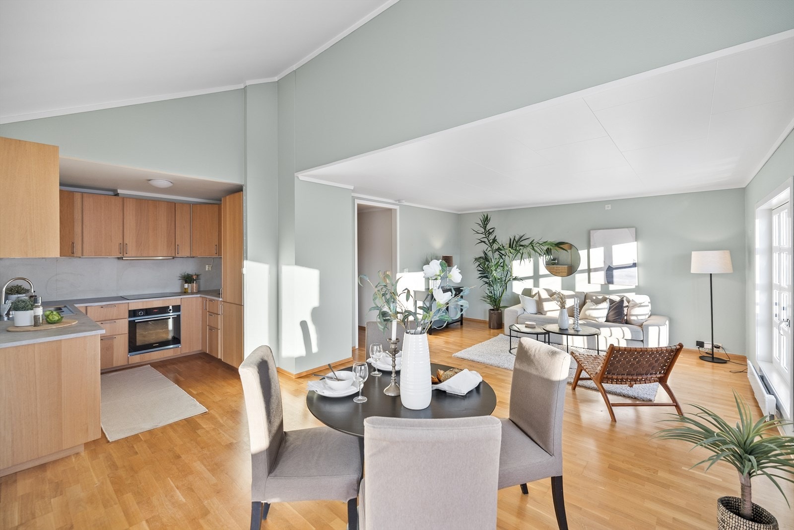 Åpen kjøkkenløsning med pen innredning. Galleribilde