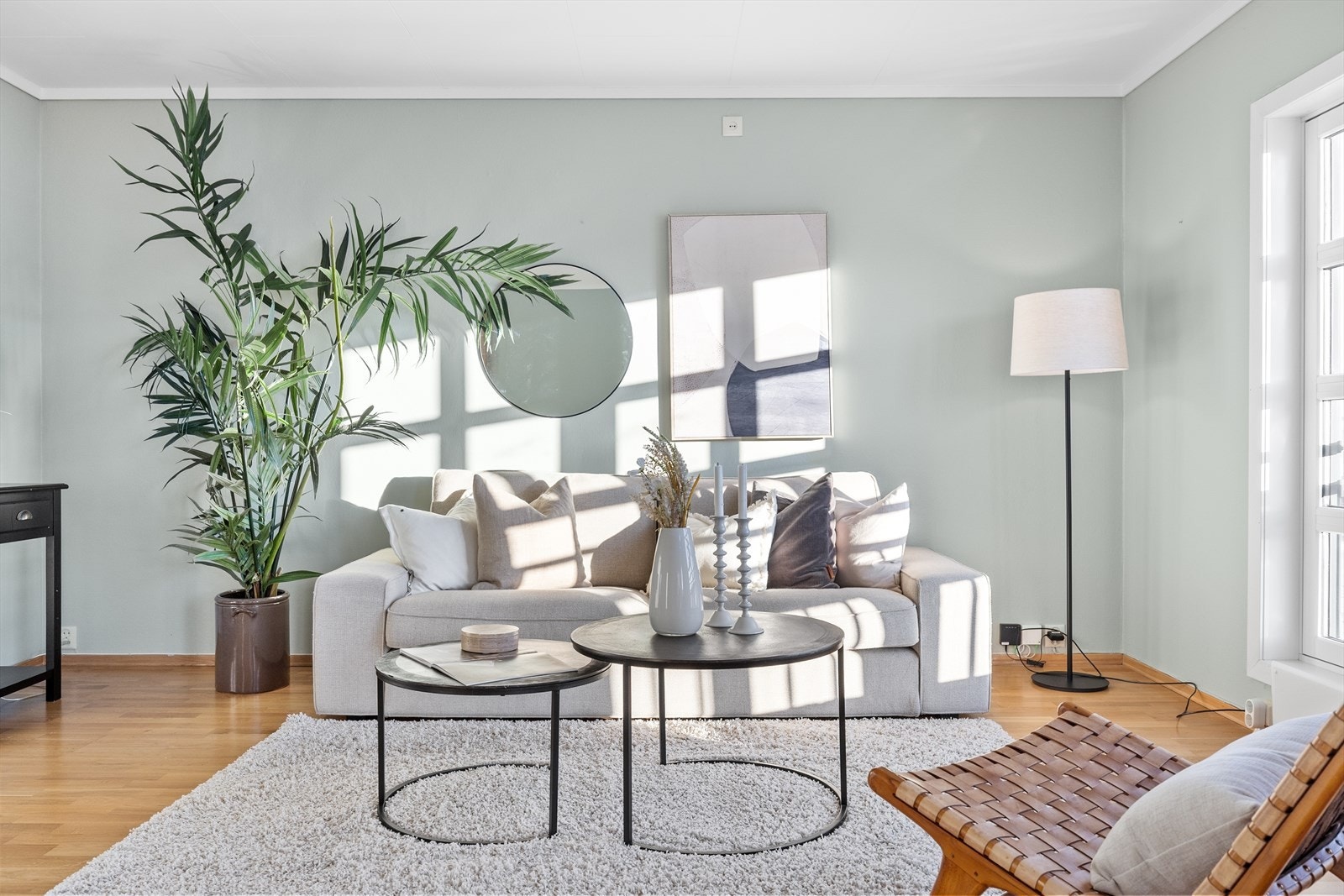 Romslig stue med mange møbleringsmuligheter. Galleribilde