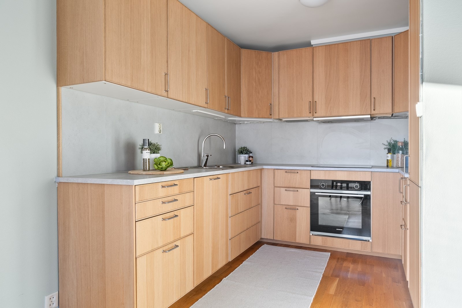 Rikelig med skap og benkeplass. Integrerte hvitevarer. Galleribilde