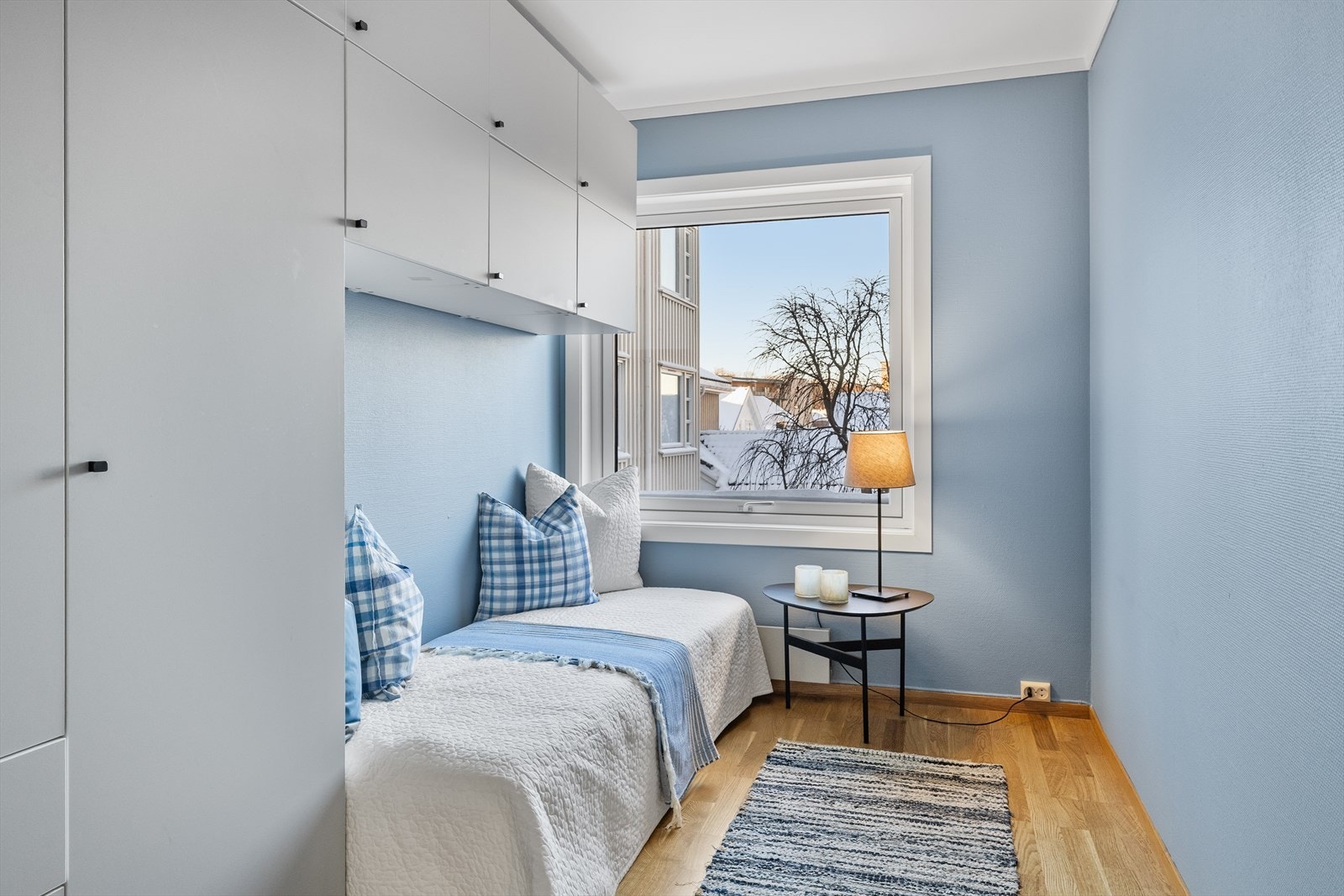 Soverom 2 med plassbygde skap. Passer også som kontor. Galleribilde