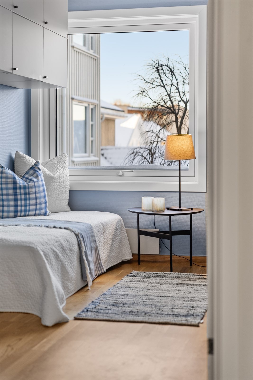 Vindu ut mot bakgården fra soverommet. Galleribilde