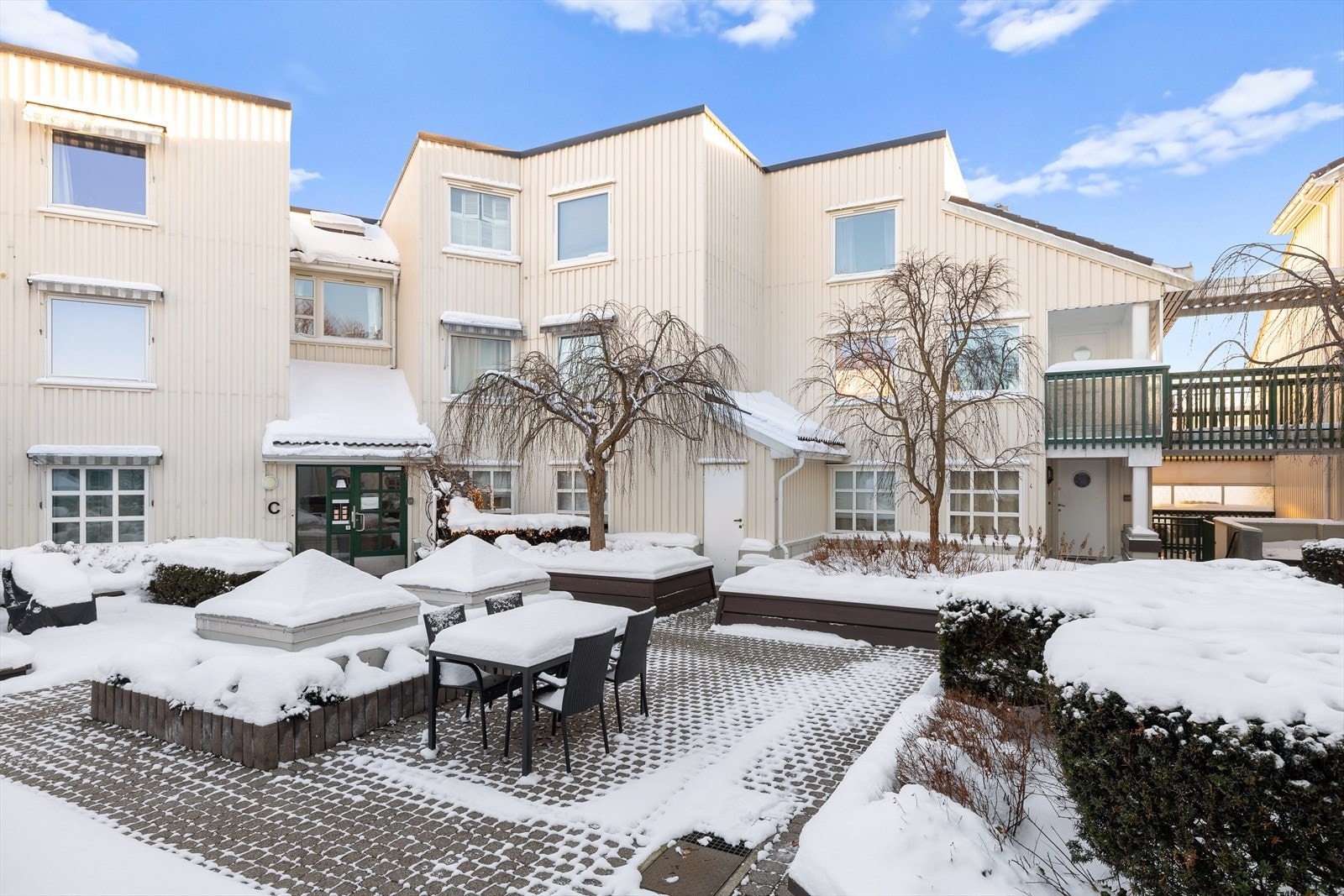 Ellers er det en trivelig bakgård med hyggelige sittegrupper. Galleribilde