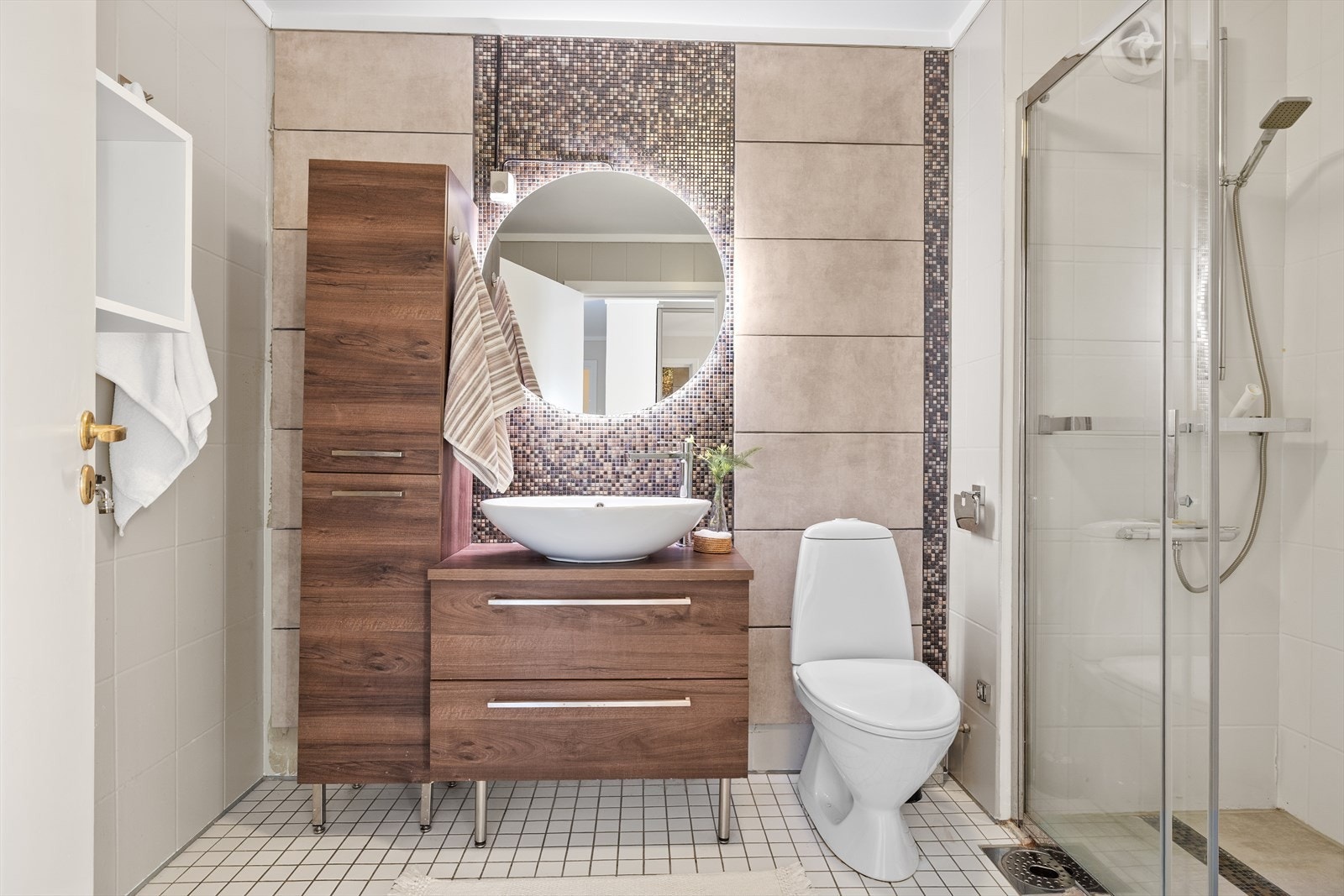 Fliset bad med dusjhjørne. Noe behov for oppgradering v baderommet. Galleribilde