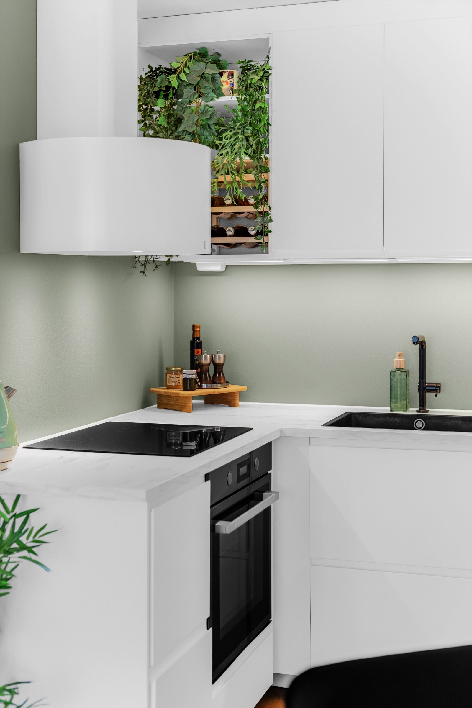 Fin innredning fra 2021 med lyse fronter, benkeplate av laminat, nedfelt oppvaskkum med ett-greps armatur, i tillegg til stikkontakter over kjøkkenbenk. Galleribilde