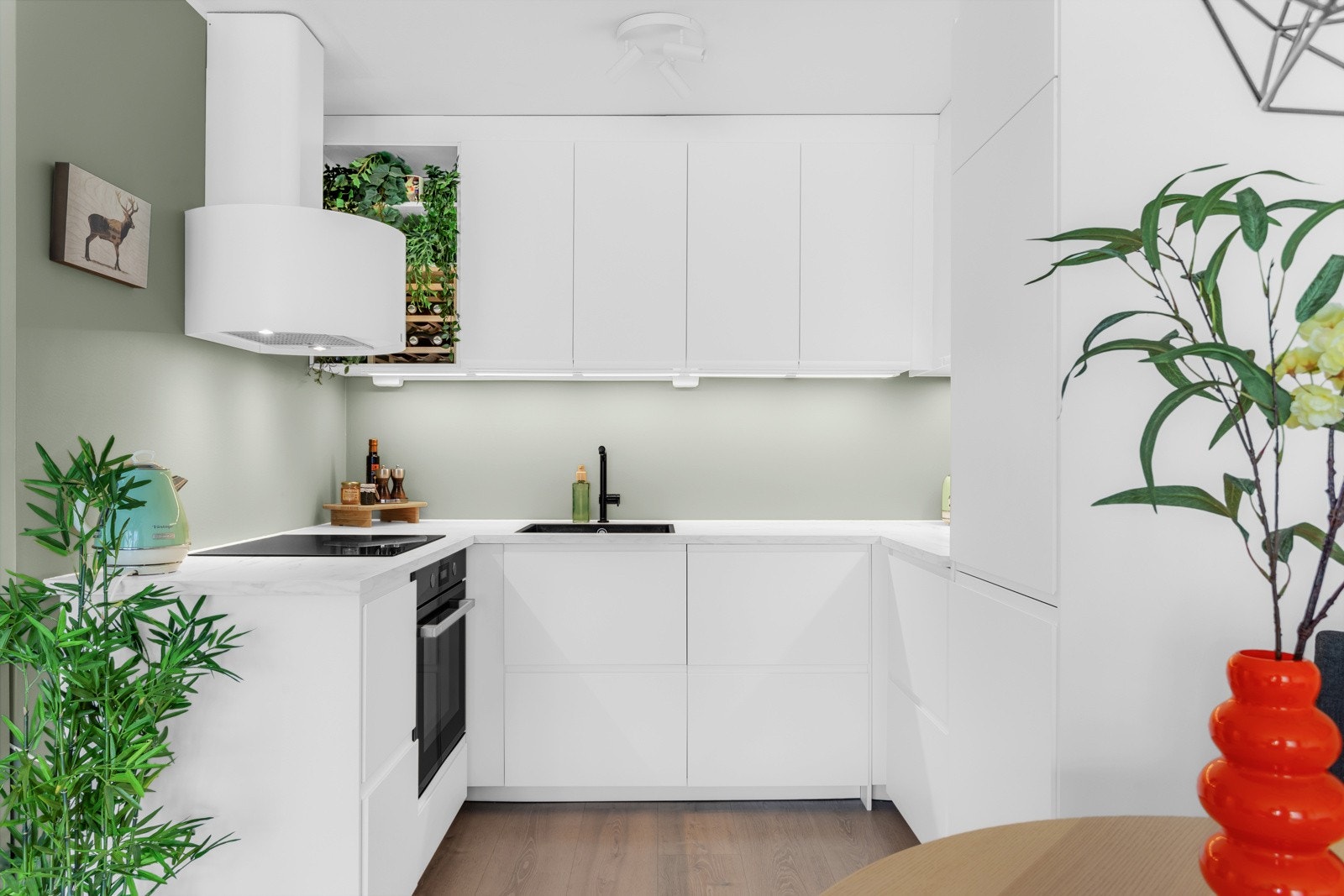 Sosialt og delikat kjøkken i åpen løsning. Galleribilde