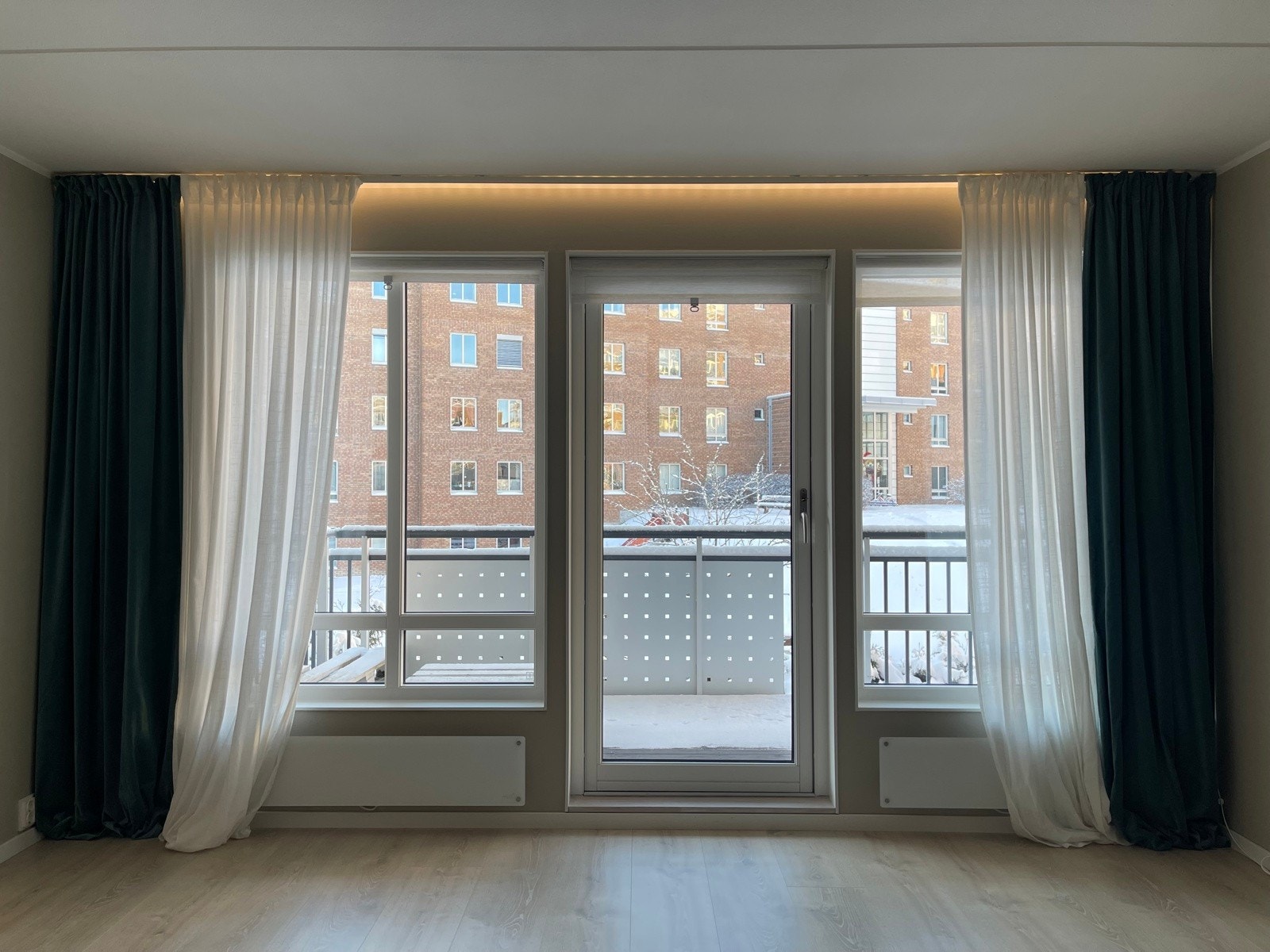 God planløsning med store vindusflater. God isolasjon og panelovner hoder deg varm vinterstid. Galleribilde