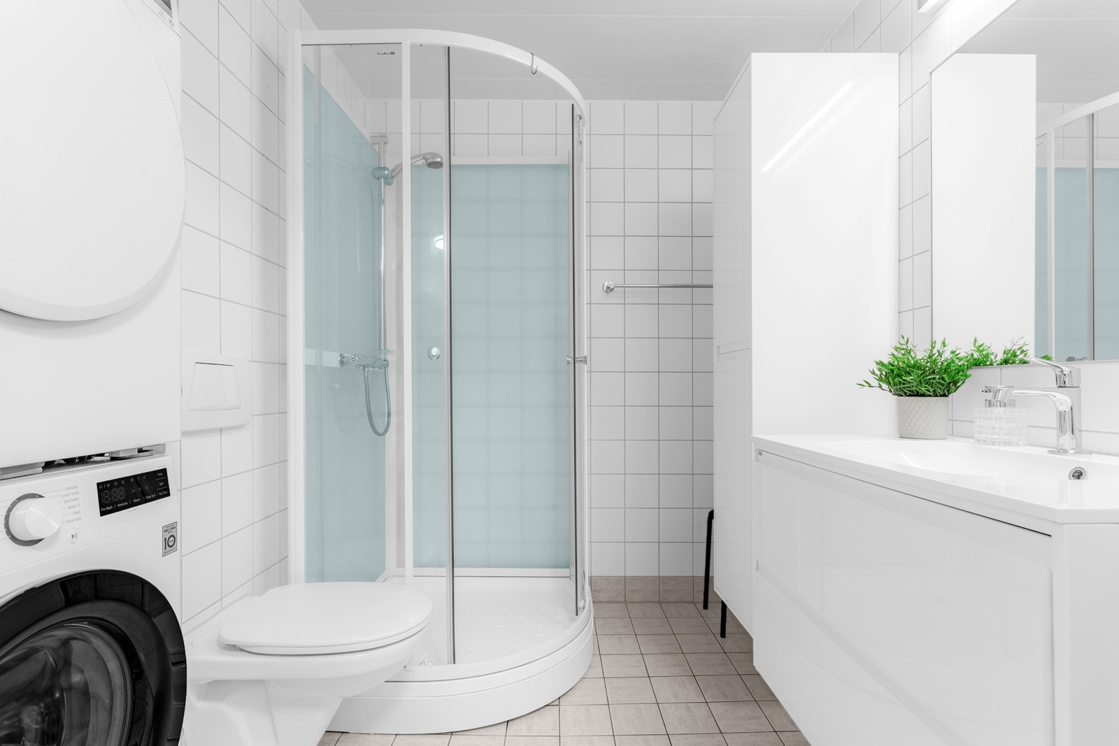 Leiligheten har et pent, flislagt baderom med gulvvarme. Galleribilde