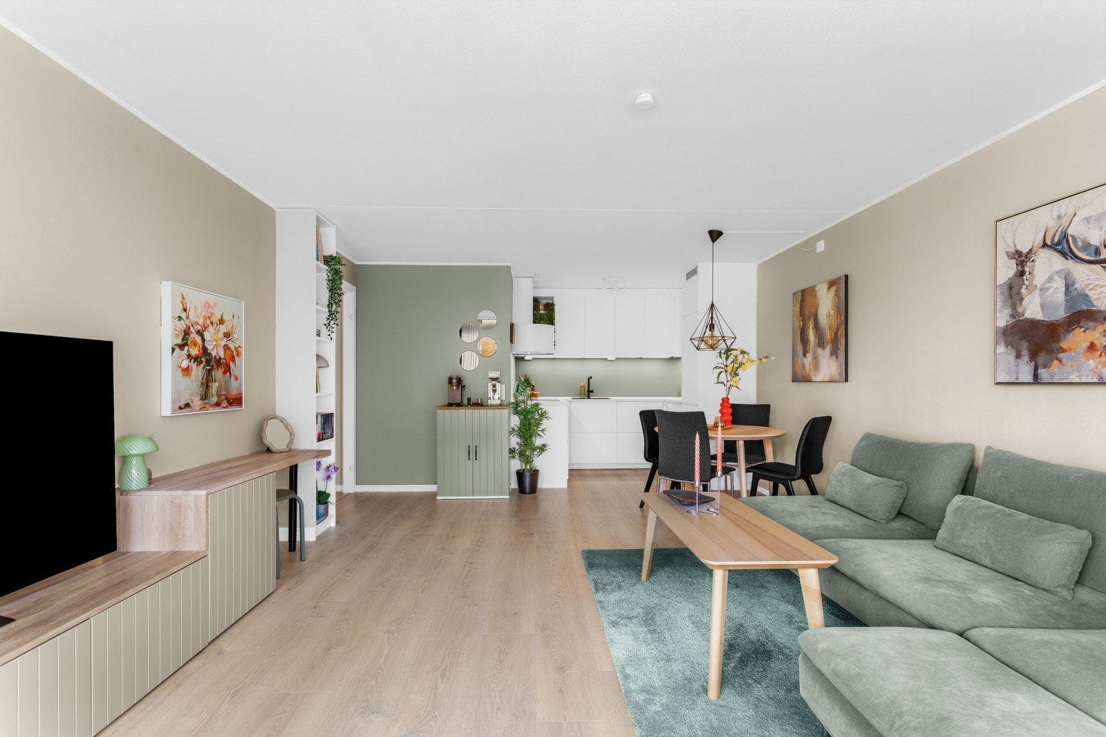 Det er gode møbleringsmuligheter, med plass til sofagruppe med tilhørende møblement, tv-seksjon og spisebord. Galleribilde