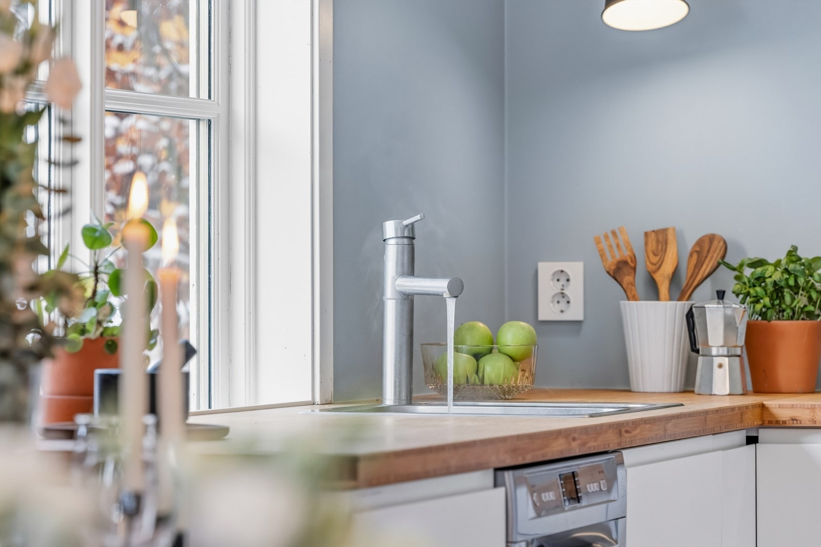 Benkeplate i treverk med nedfelt kum i rustfritt stål. Galleribilde