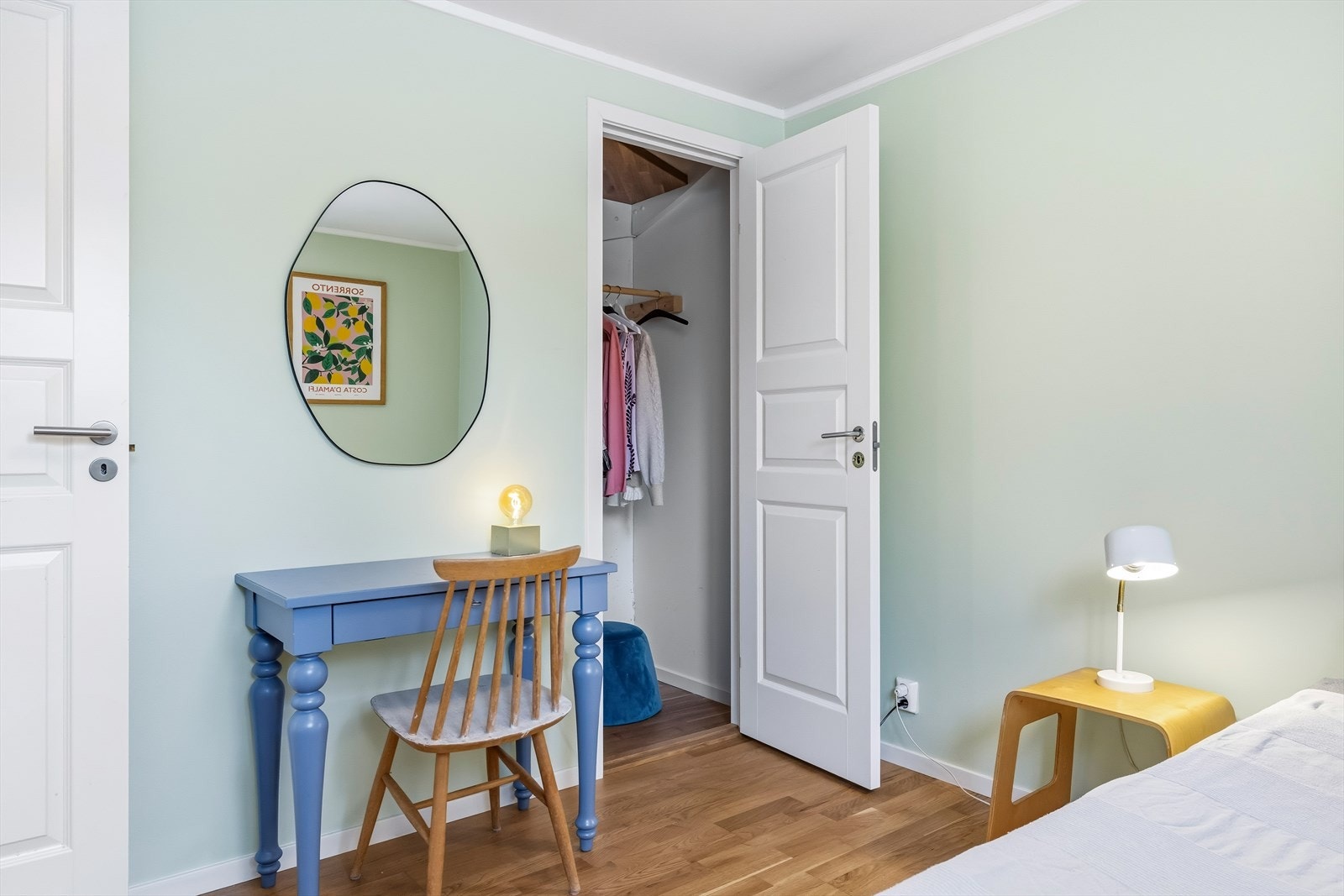 Soverommet har tilgang til bod under trappen som fint kan brukes som garderobe. Galleribilde