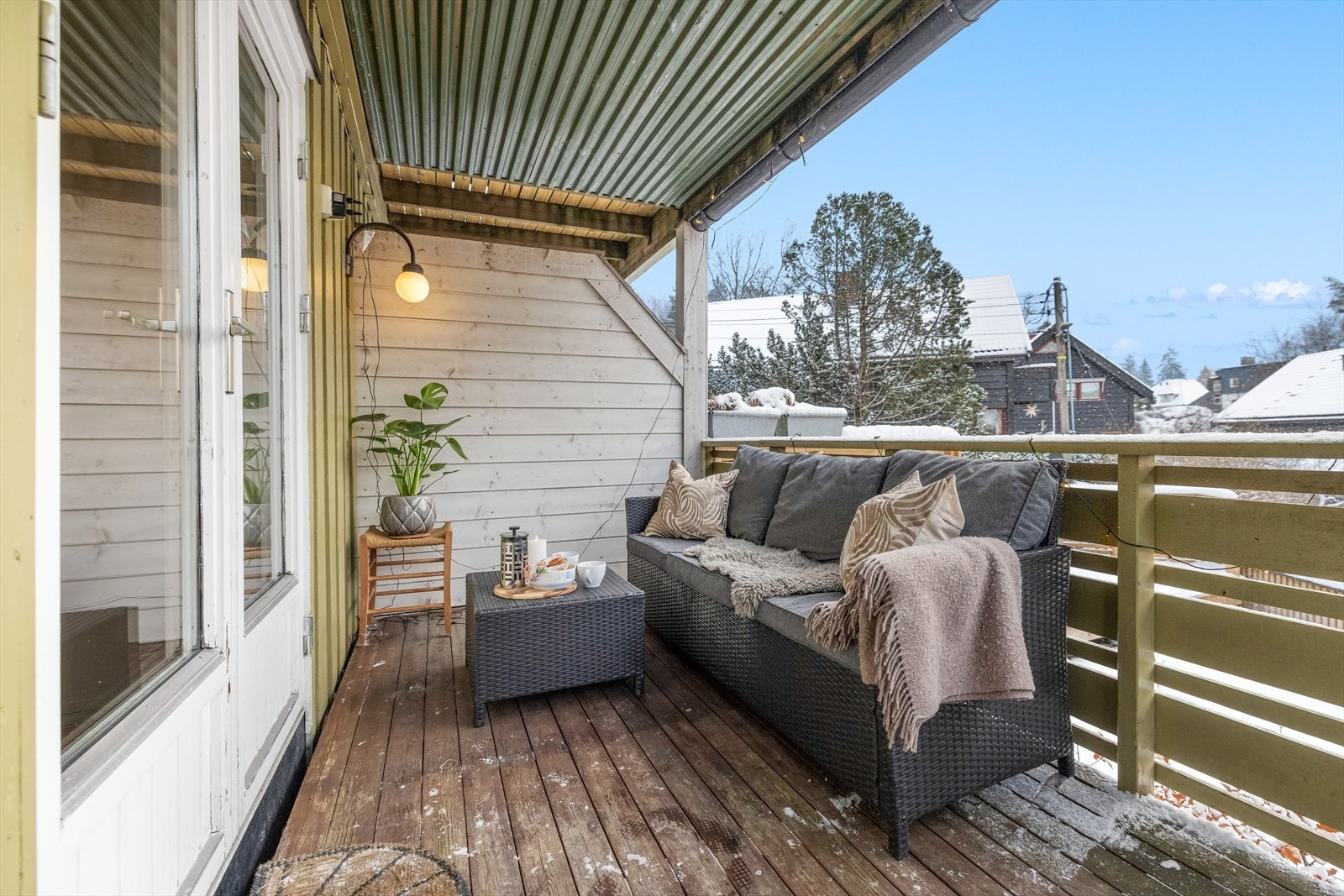 Overbygd veranda med god plass til sittegruppe og utemøbler. Galleribilde