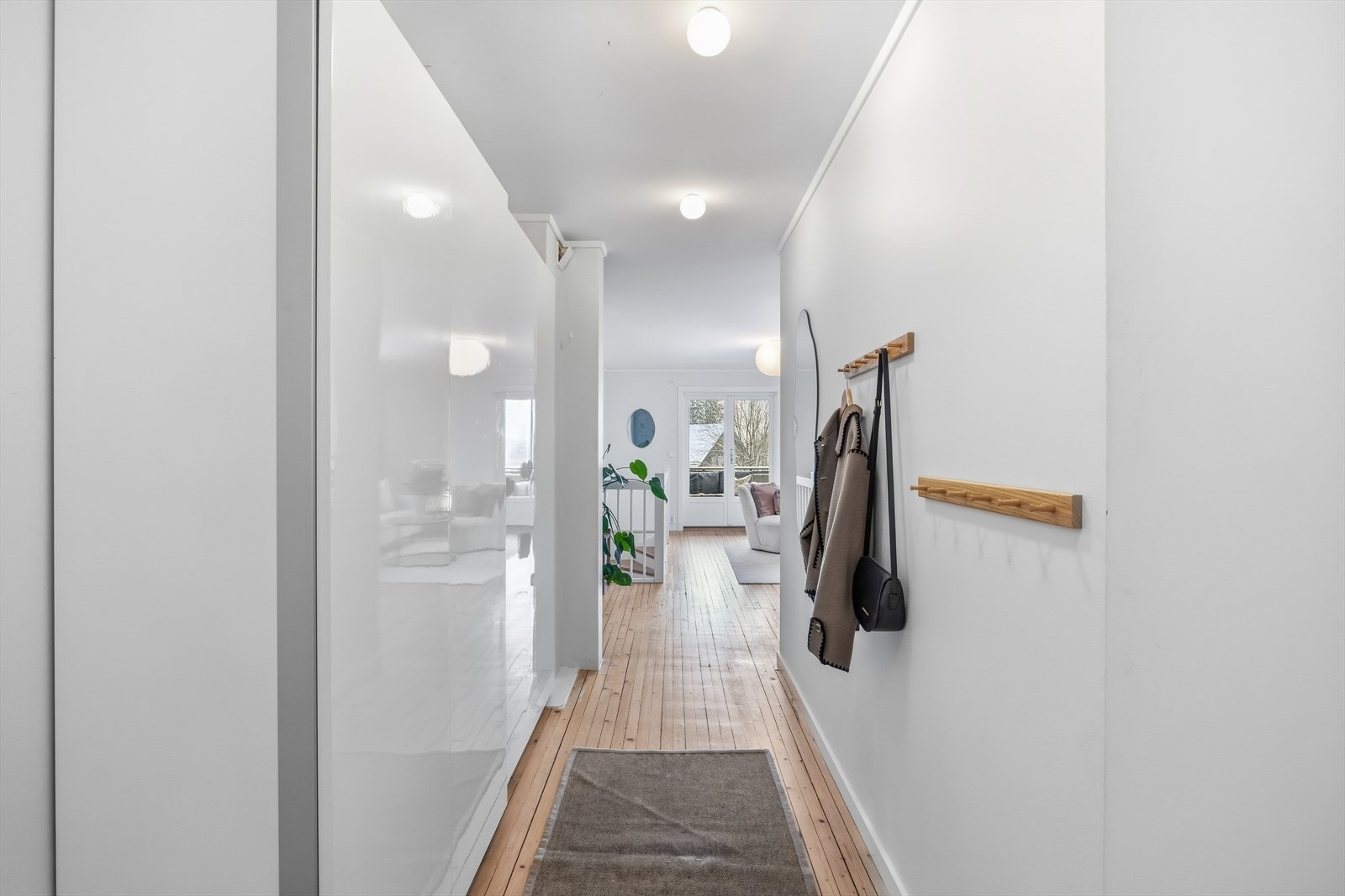 Leiligheten har en lys og innbydende entré med gode oppbevaringsmuligheter. Galleribilde
