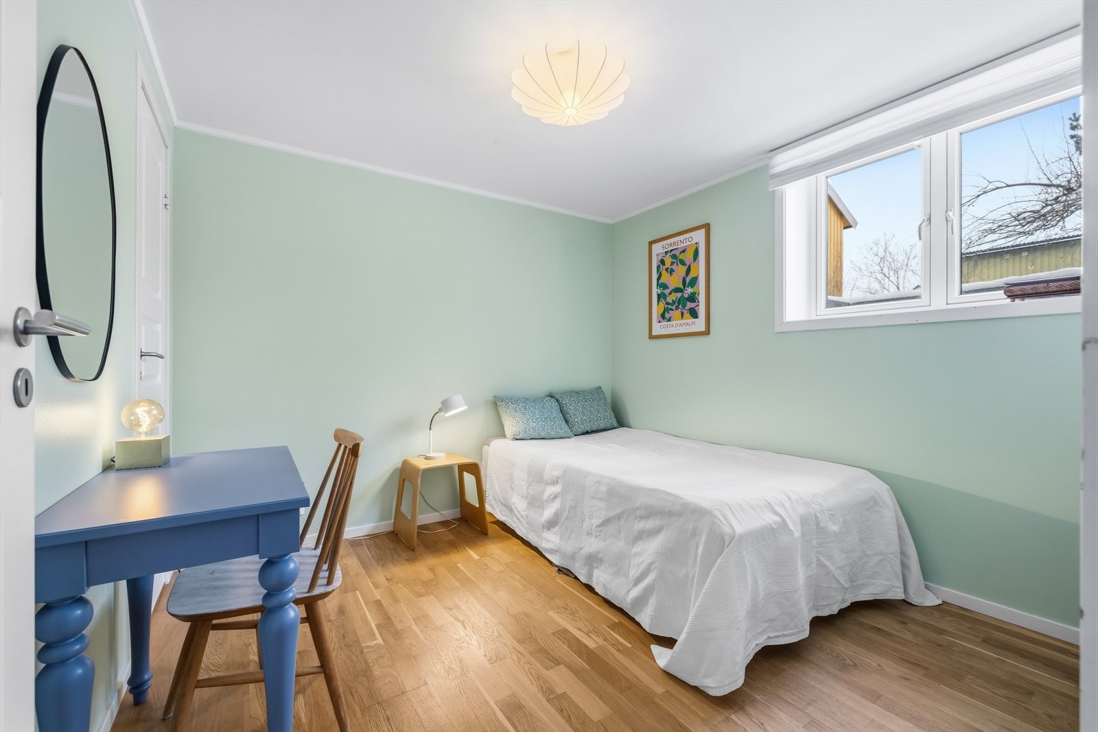 Romslig soverom egnet som barnerom eller kontor. Galleribilde