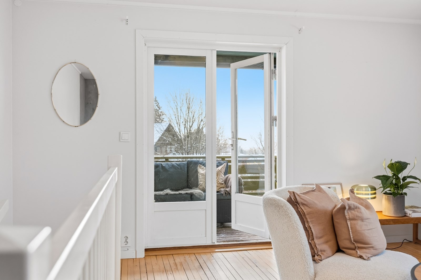 Fra stuen er det en sømløs utgang til veranda på 10kvm. Galleribilde