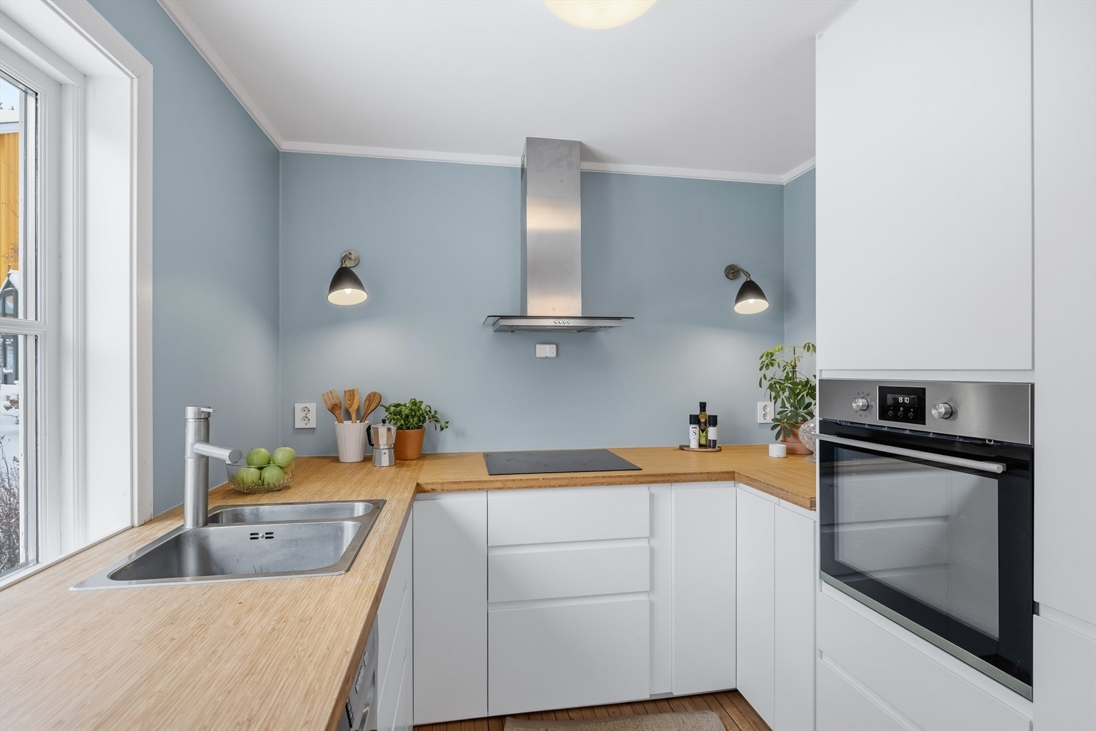 Lyst og innbydende kjøkken med gjennomtenkt utforming og praktiske arbeidsflater. Galleribilde