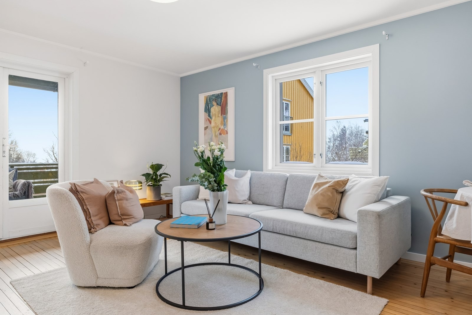 Leiligheten går over to plan der 1. etasje har åpen stue/kjøkken løsning og soverom. Galleribilde