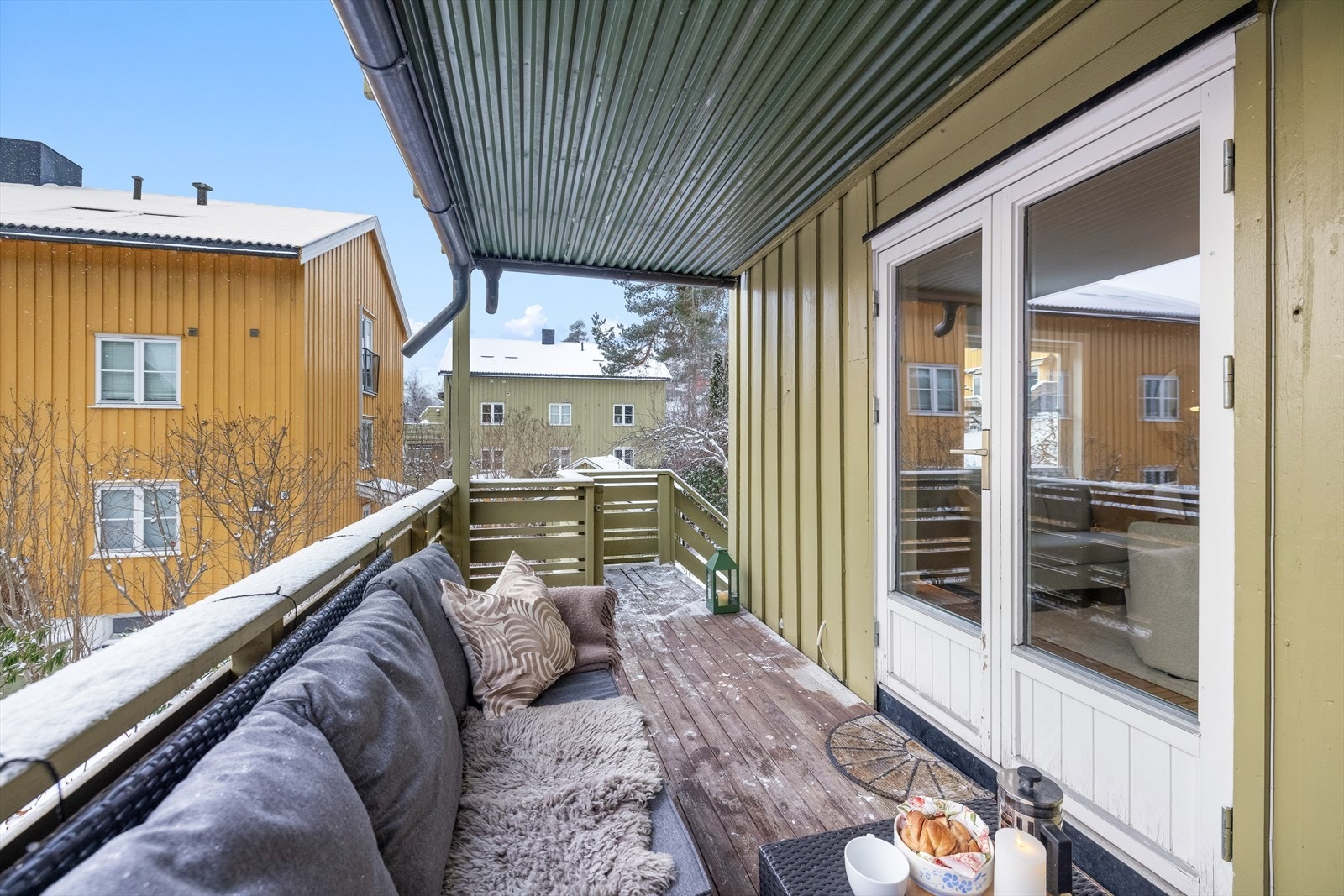 Direkte adkomst til hage via trapp fra verandaen. Galleribilde