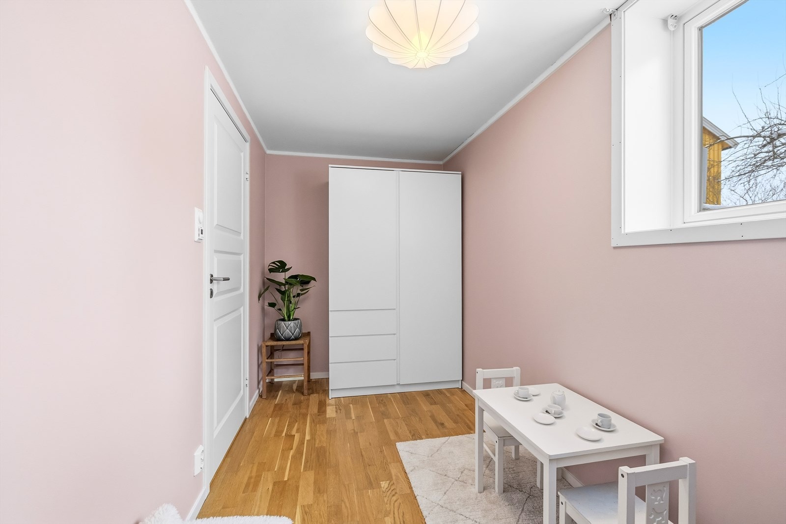 Romslig kjellersoverom med god plass til møblering. Galleribilde