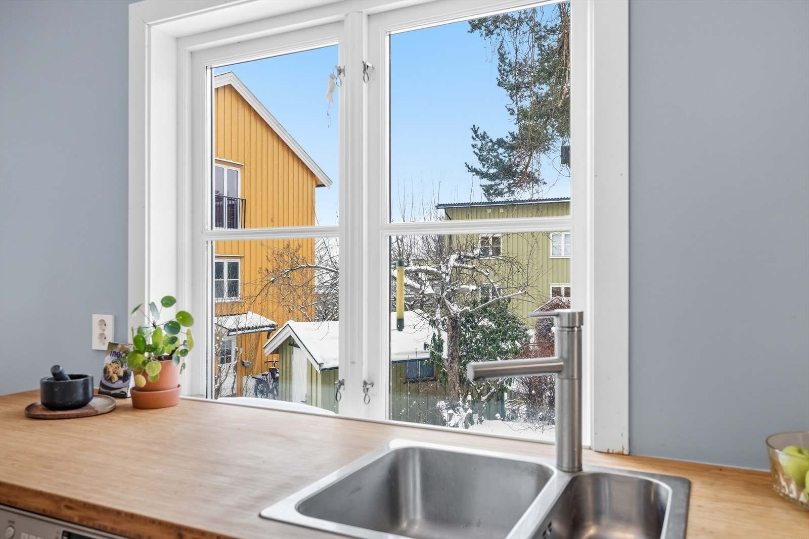 Kjøkkenet har hyggelig utsyn mot grøntområder. Galleribilde