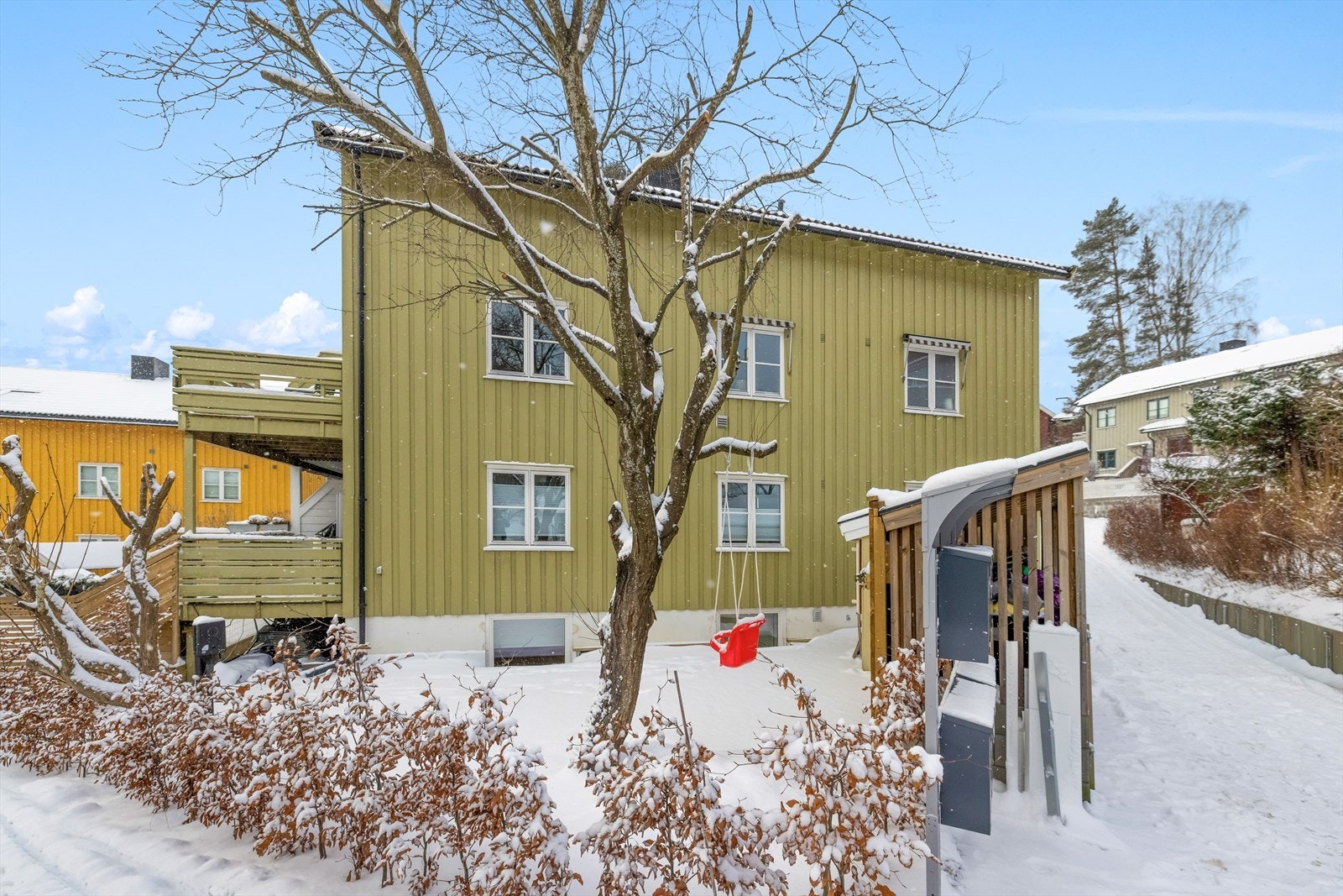 Leiligheten ligger i første etasje og har et bruksareal på 83 m². Galleribilde