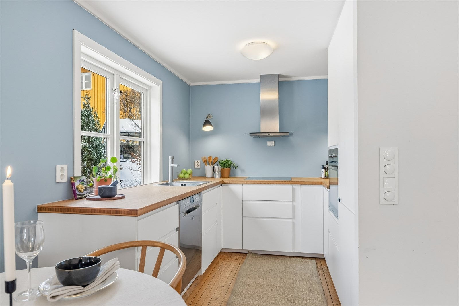 IKEA-kjøkken fra 2016 med stilrene, glatte fronter. Galleribilde