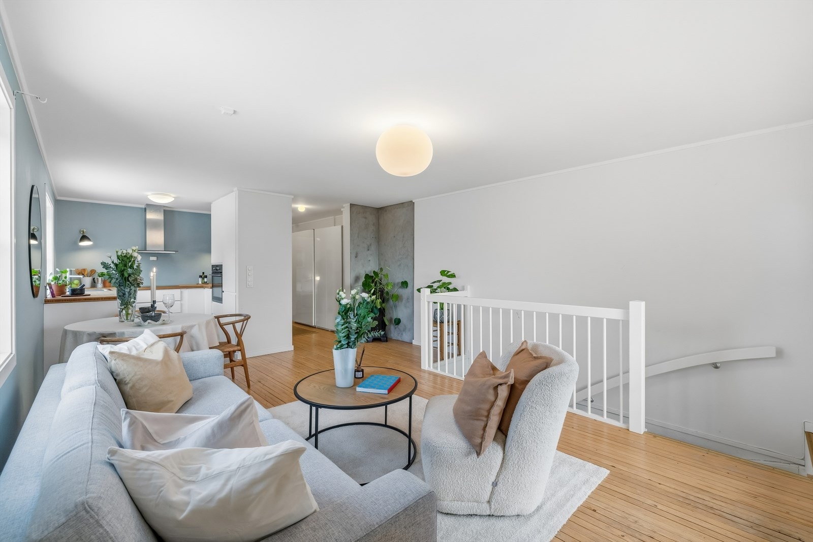 Trapp til kjeller med naturlig overgang mellom planene. Galleribilde