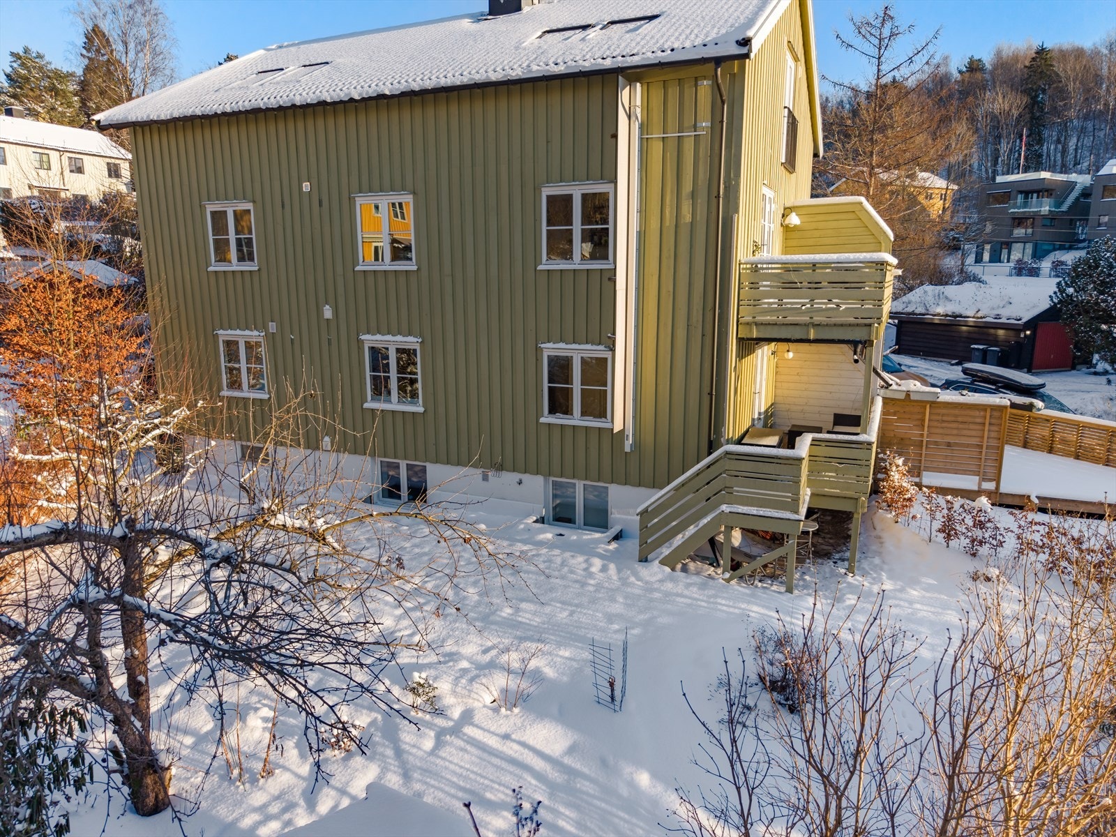 Fint uteområde med grøntarealer rundt bygget. Hageinndeling pågår og vil mest sannsynlig avklares før visning Galleribilde