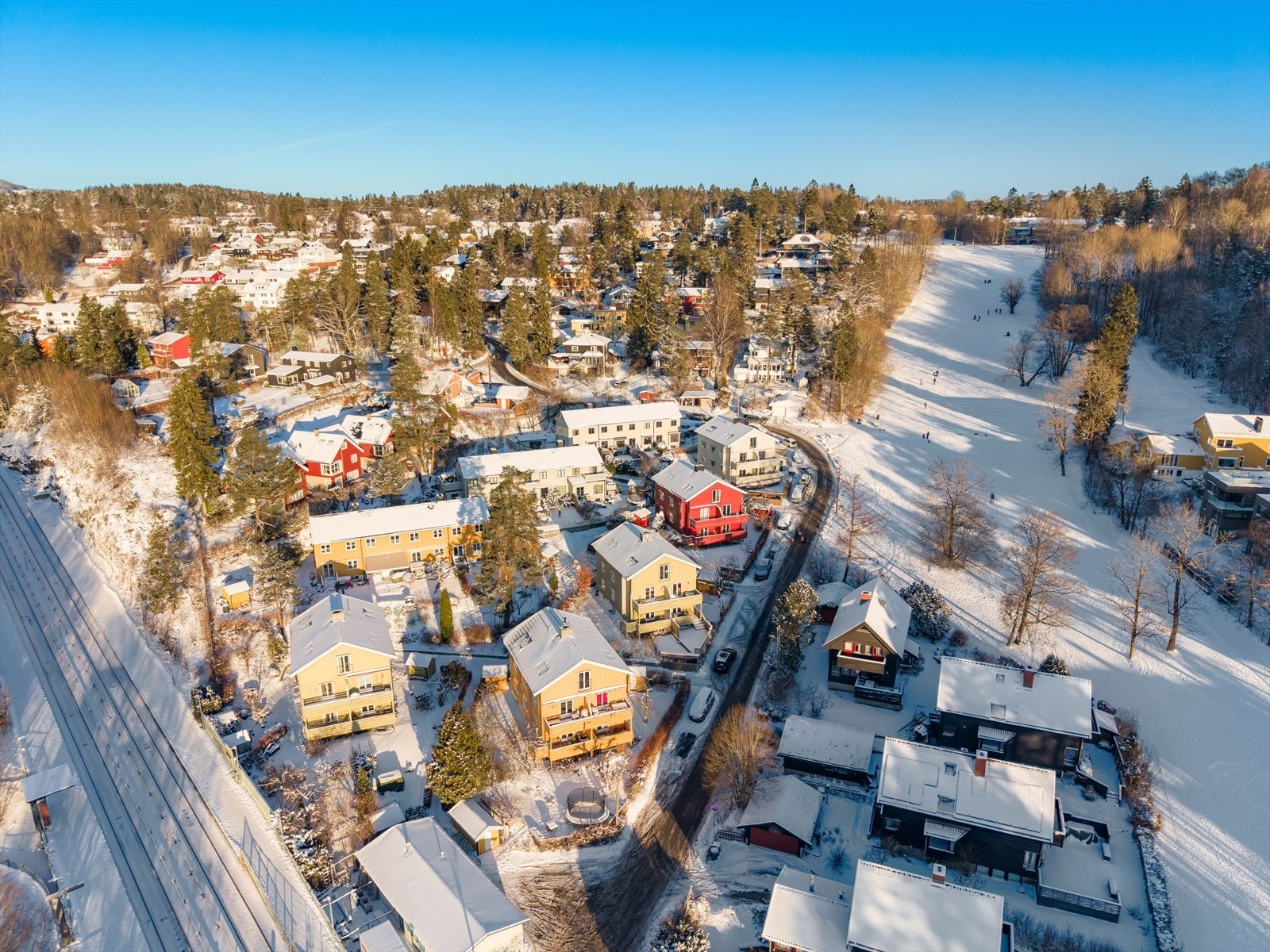 Ideell beliggenhet med skog, parker og gode oppvekstvilkår rett utenfor døren. Galleribilde