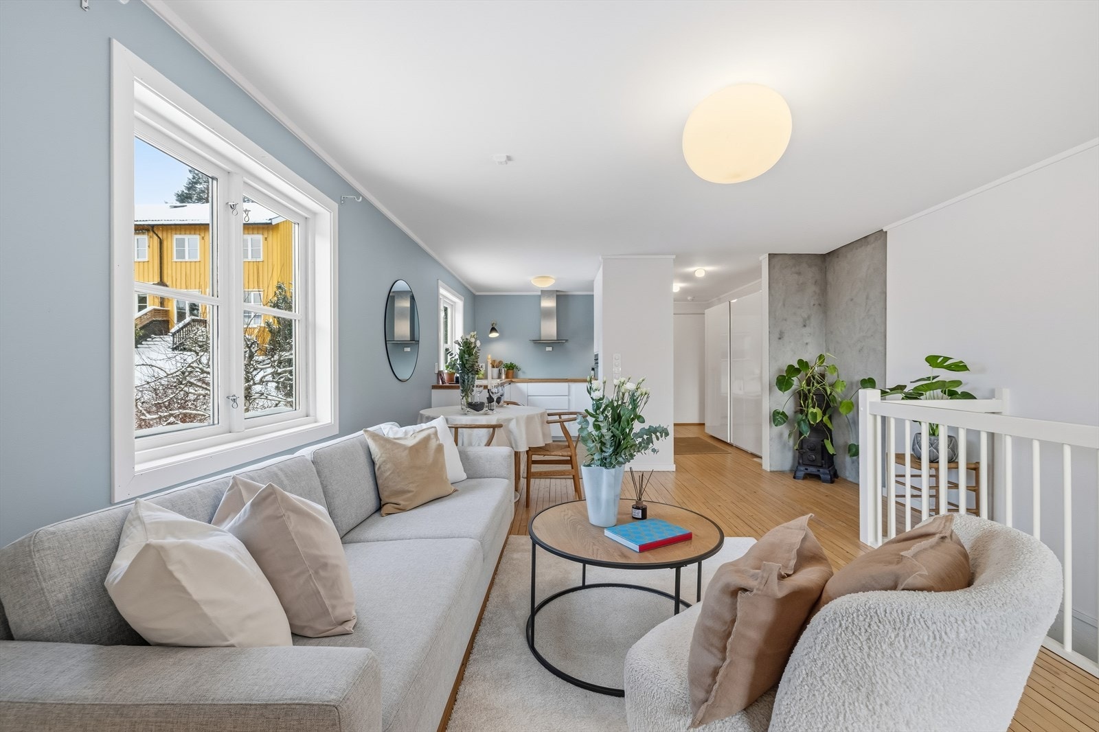 Rommet har store vindusflater med godt lysinnslipp og gode møbleringsmuligheter. Galleribilde