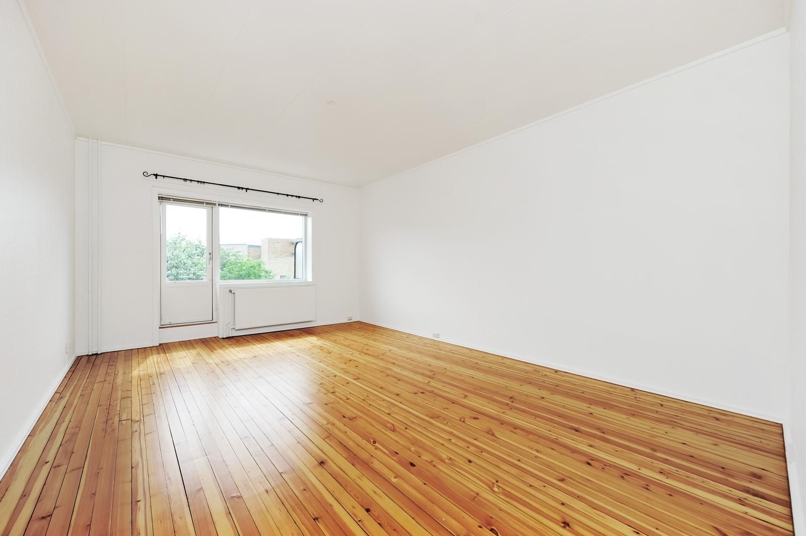 Romslig og lys stue med god plass til både sofagruppe og annet møblement. Galleribilde