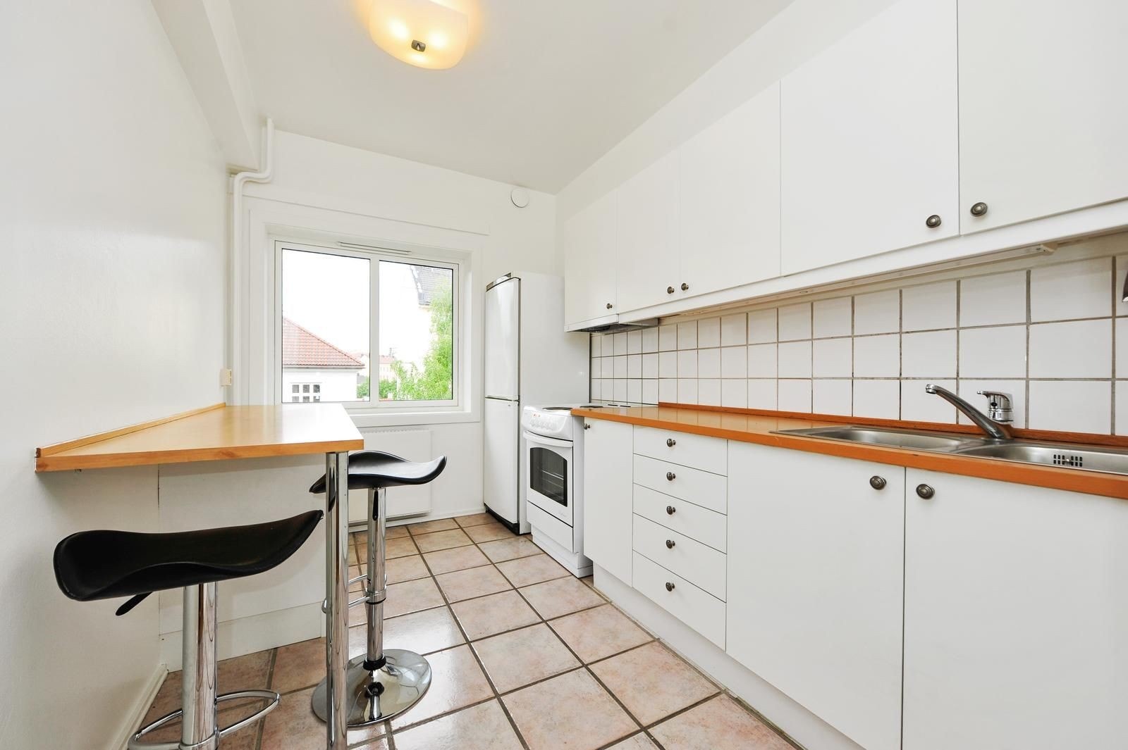 Kjøkken har lyse fronter, og er utstyrt med diverse hvitevarer. Galleribilde