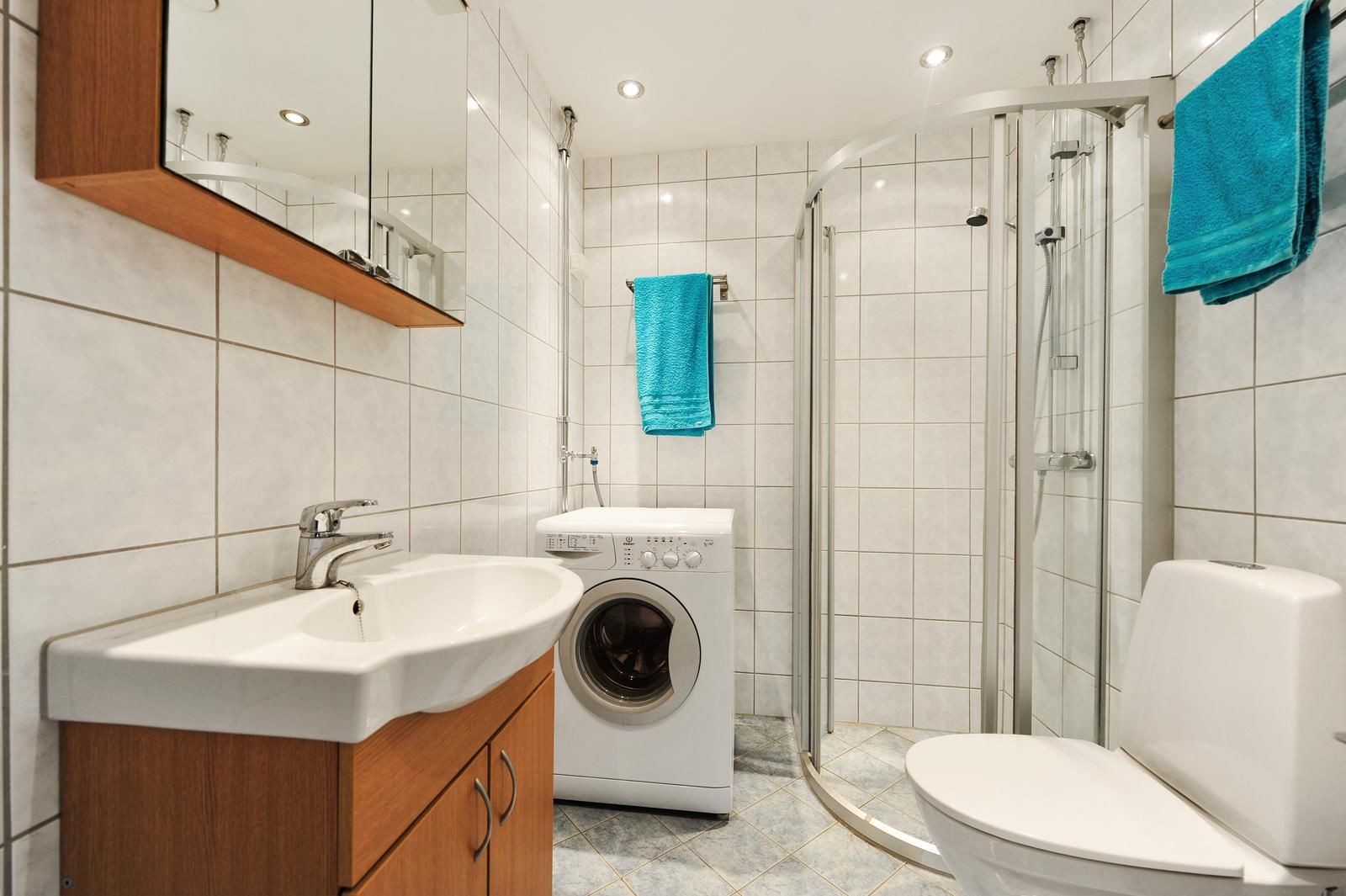 Badet er flislagt. Har varme i gulv, og er utsyrt med kombimaskin. Galleribilde