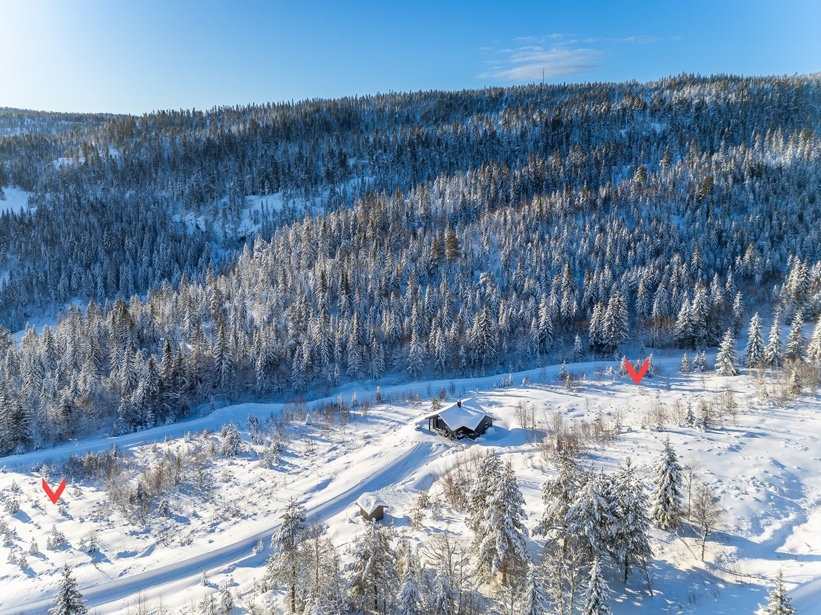 Selger har også to ubebygde nabotomter (foran mot syd og tomten bak mot vest) som kan selges separat. Galleribilde