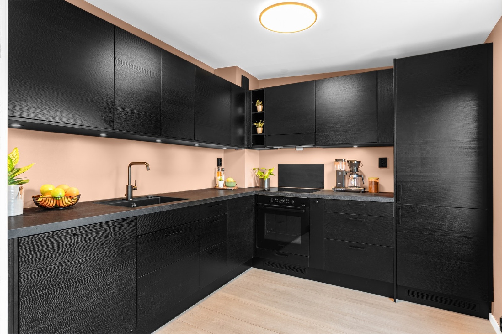 Leiligheten har i senere år blitt oppusset, så her flytter du rett inn! Nyere baderom, kjøkken og overflater! Galleribilde