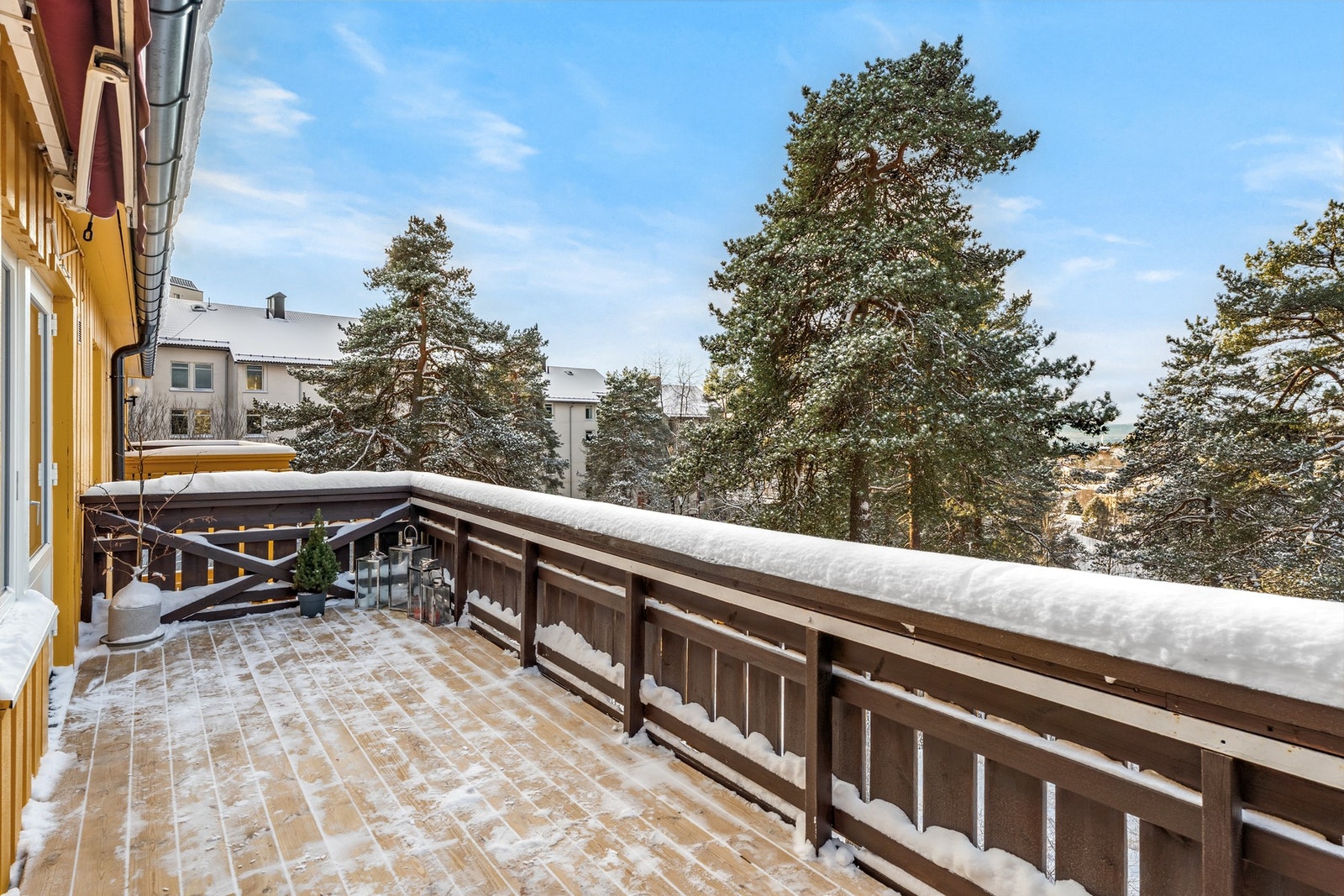 Balkongene ble satt opp i 1996 og fikk ferdigattest i 1998 Galleribilde