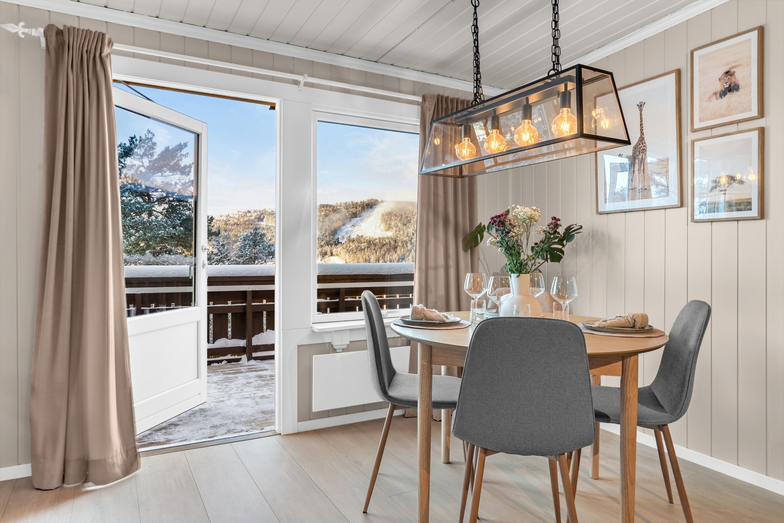 På sommerhalvåret er det deilig med en forlengelse av stuen. Terrassen er ca. 11 kvm stor og har markise Galleribilde