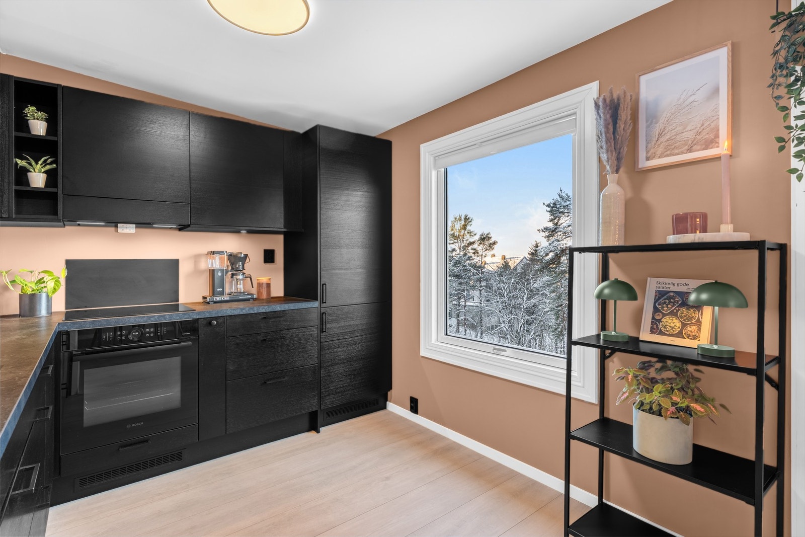 Stort vindu gjør det hyggelig for kokken å kokkelere Galleribilde