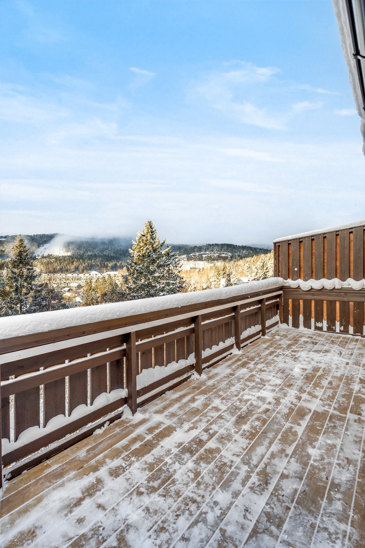 Det ble lagt nytt overlagsbelegg (Glaciar 3 trebolit) og nye terrassebord i 2025 Galleribilde