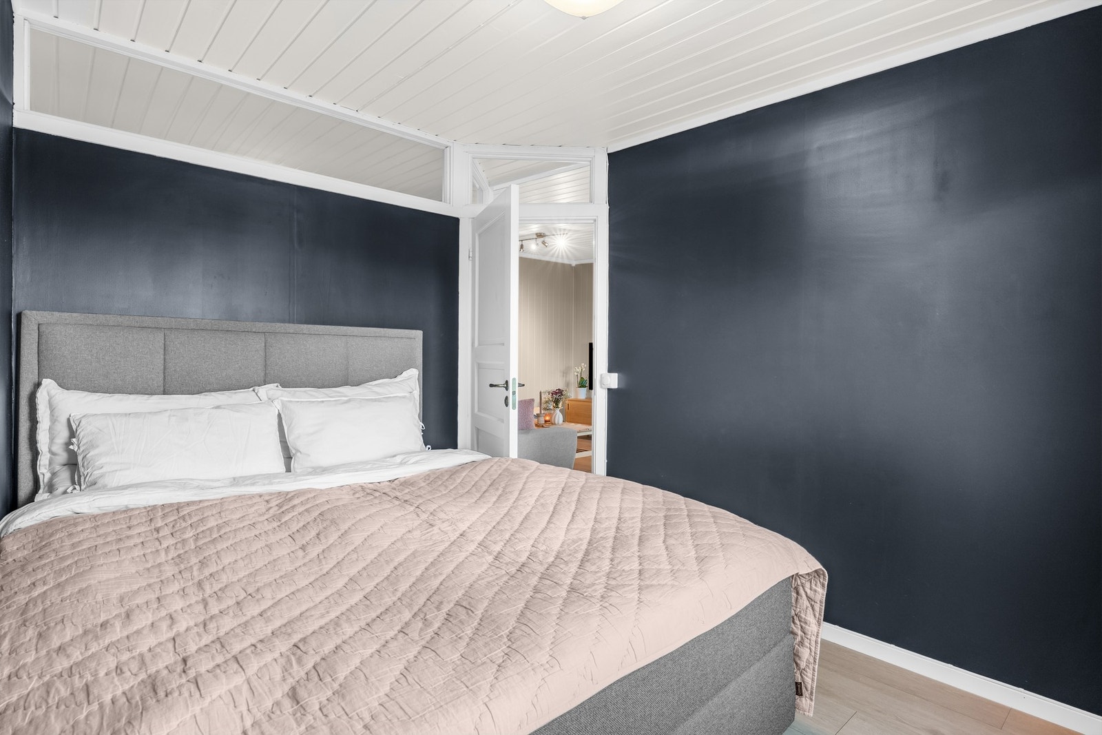 God plass til større seng om det er ønskelig - Veldig kjekt å ha omkledningsrom/bod like ved for walk in løsning Galleribilde